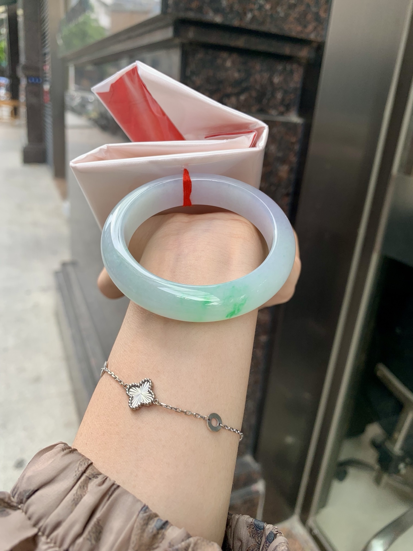 春彩正圈 52-8.3-13 0606-268-44 打灯棉线，一抹阳绿花碰上梦幻般的春，像是融化了的春天，所有的美好交织在一起，让人心生宁静而淡淡的欢喜。