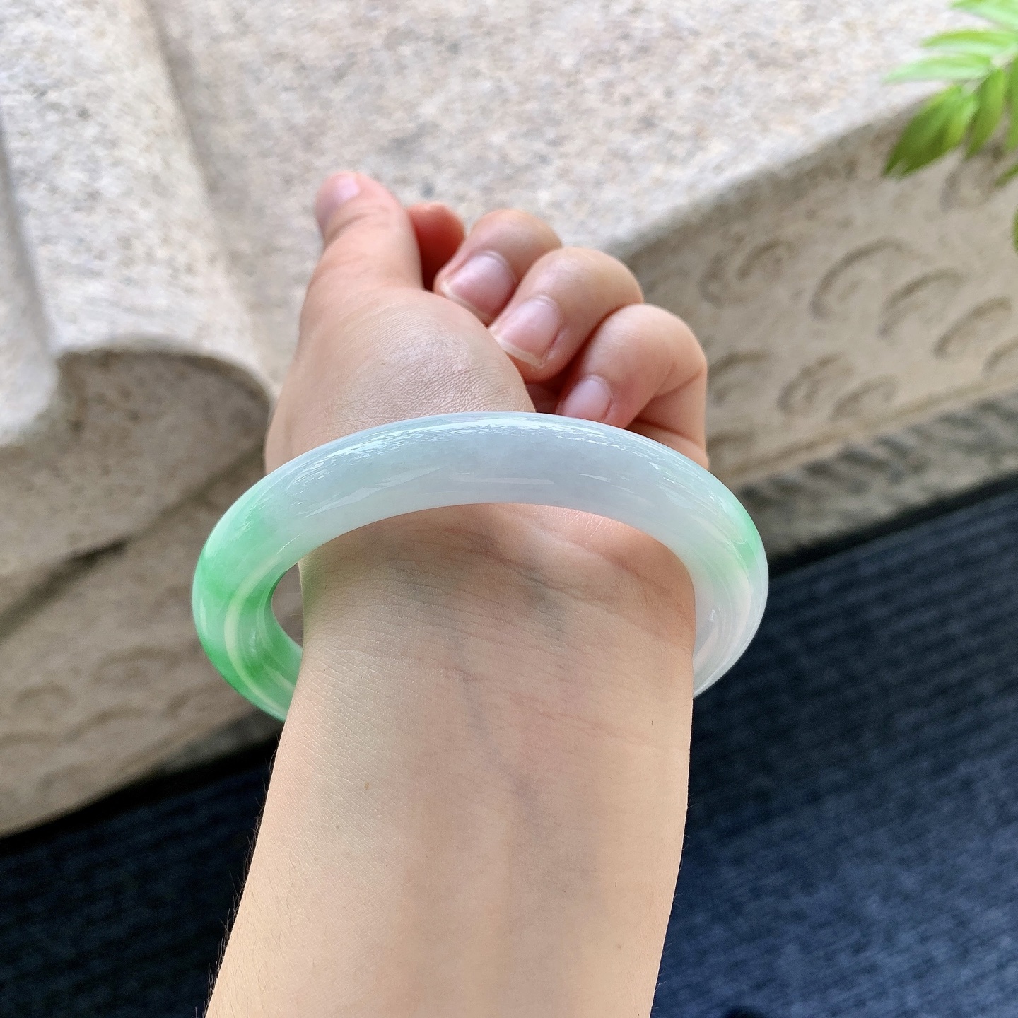 圆条57 58【圈口】58.7/10.5/10【编码】C5060730【描述】细糯飘阳绿，水润，种老，细腻，有纹线