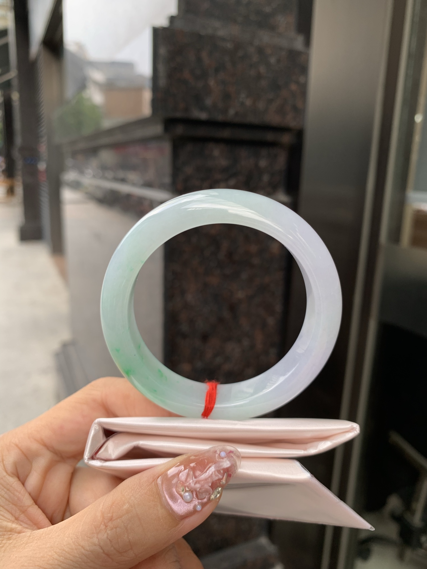 春彩正圈 52-8.3-13 0606-268-44 打灯棉线，一抹阳绿花碰上梦幻般的春，像是融化了的春天，所有的美好交织在一起，让人心生宁静而淡淡的欢喜。