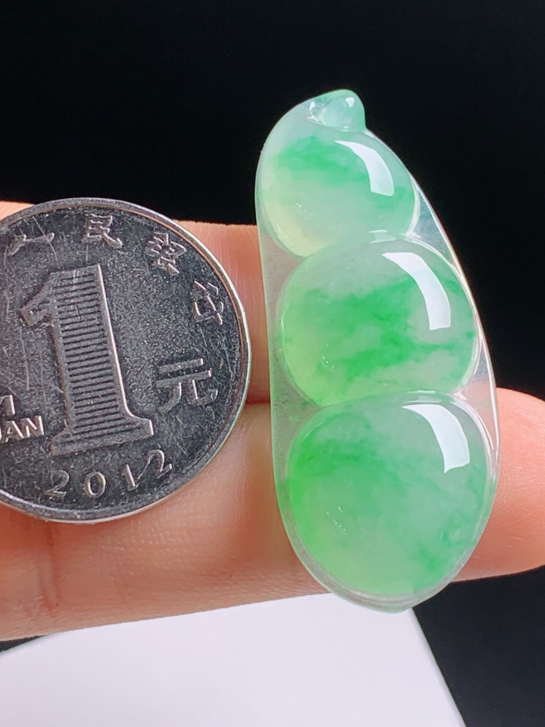 冰种飘正阳绿福豆，翠色灵动飘散，种质冰透胶感十足，连中三元寓意吉祥 110604