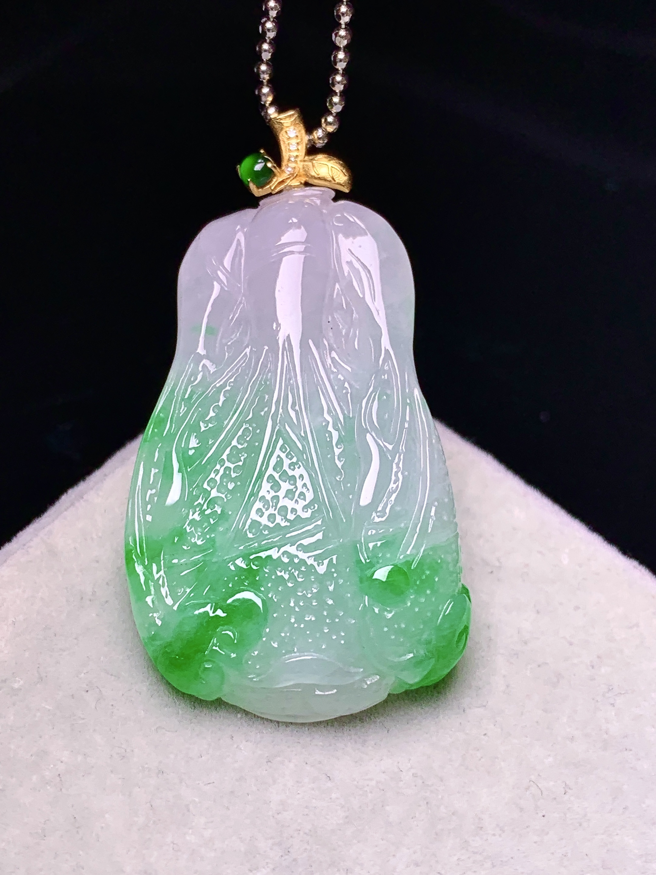 18k金镶嵌飘绿白菜吊坠 玉质细腻 色泽艳丽清新 整体尺寸38*20*7 e1