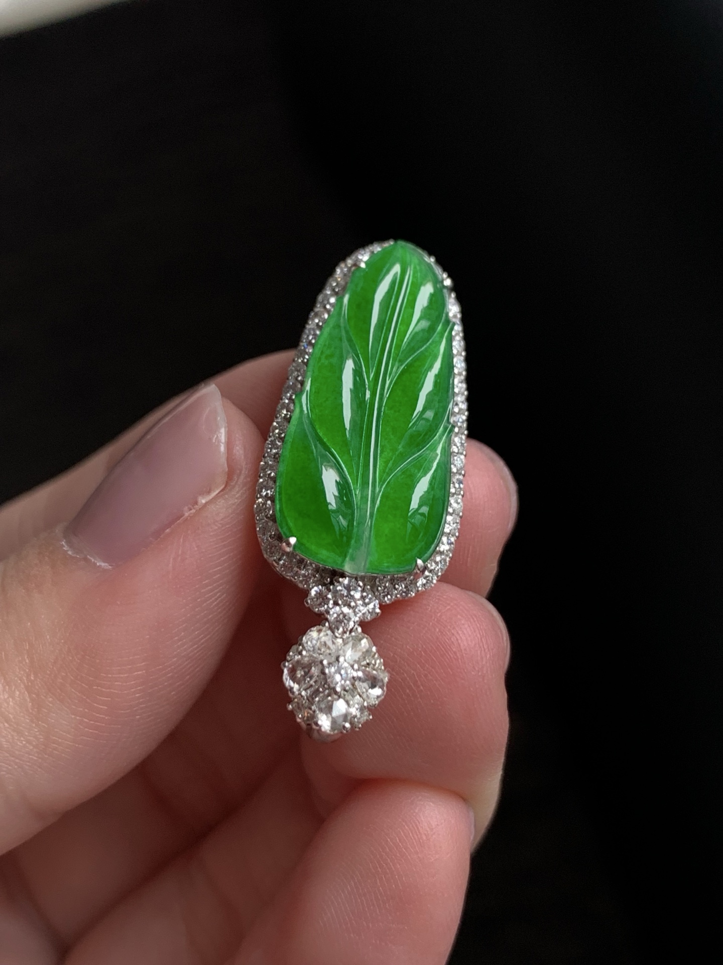 【18k金镶嵌玉叶吊坠】种老细腻，色阳浓郁起胶尺寸：成品：31.1*12.3*8.5，裸石：21*10.1*2.4,asd1366