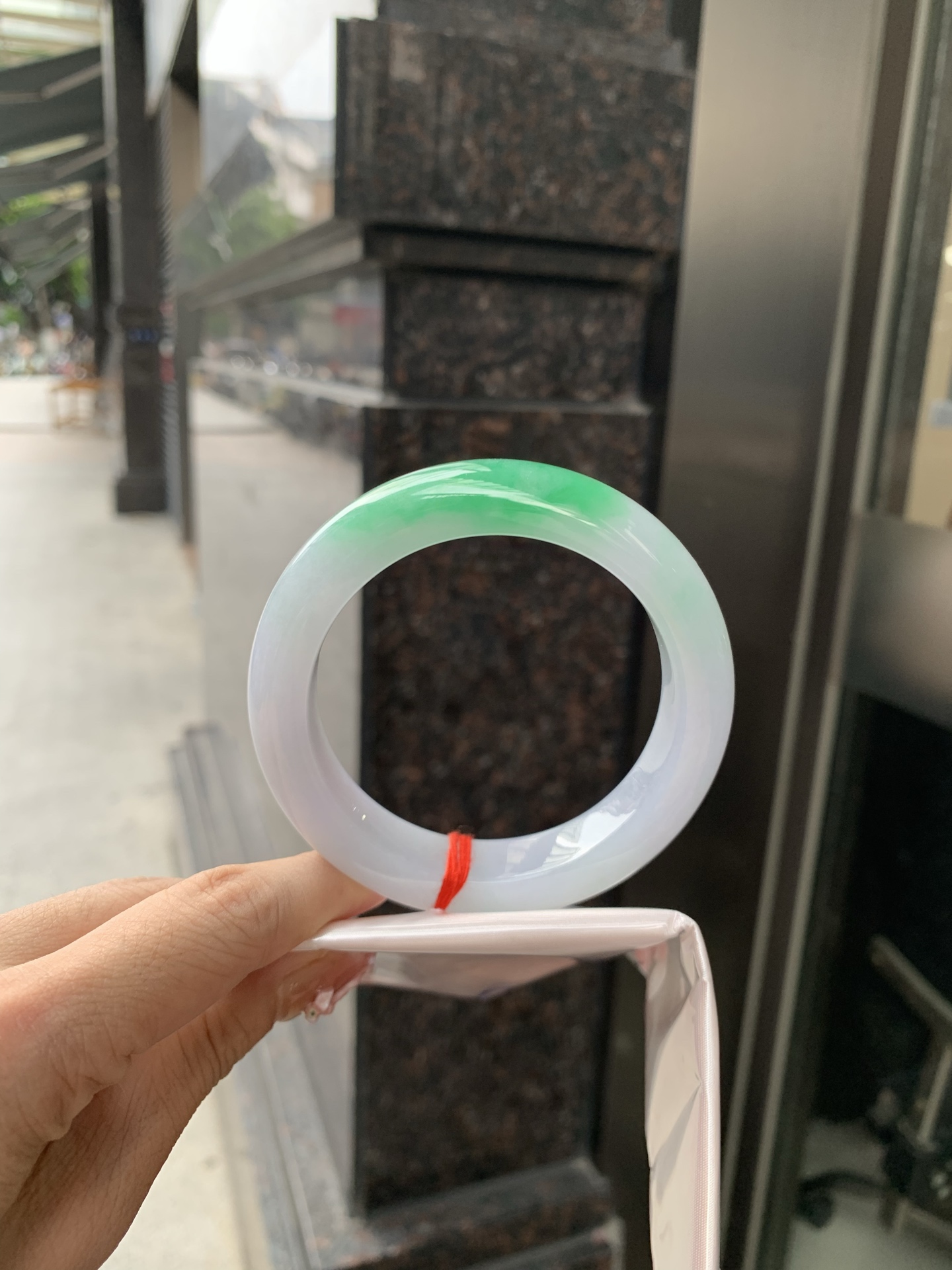 阳绿白底青正圈 59-10.3-13.7 0606-N913-1 打灯细纹，底妆冰润，一节阳绿花，点缀腕间风华，干净纯净的底色上，一抹翠色肆意流淌，宛如春日里的繁华盛景