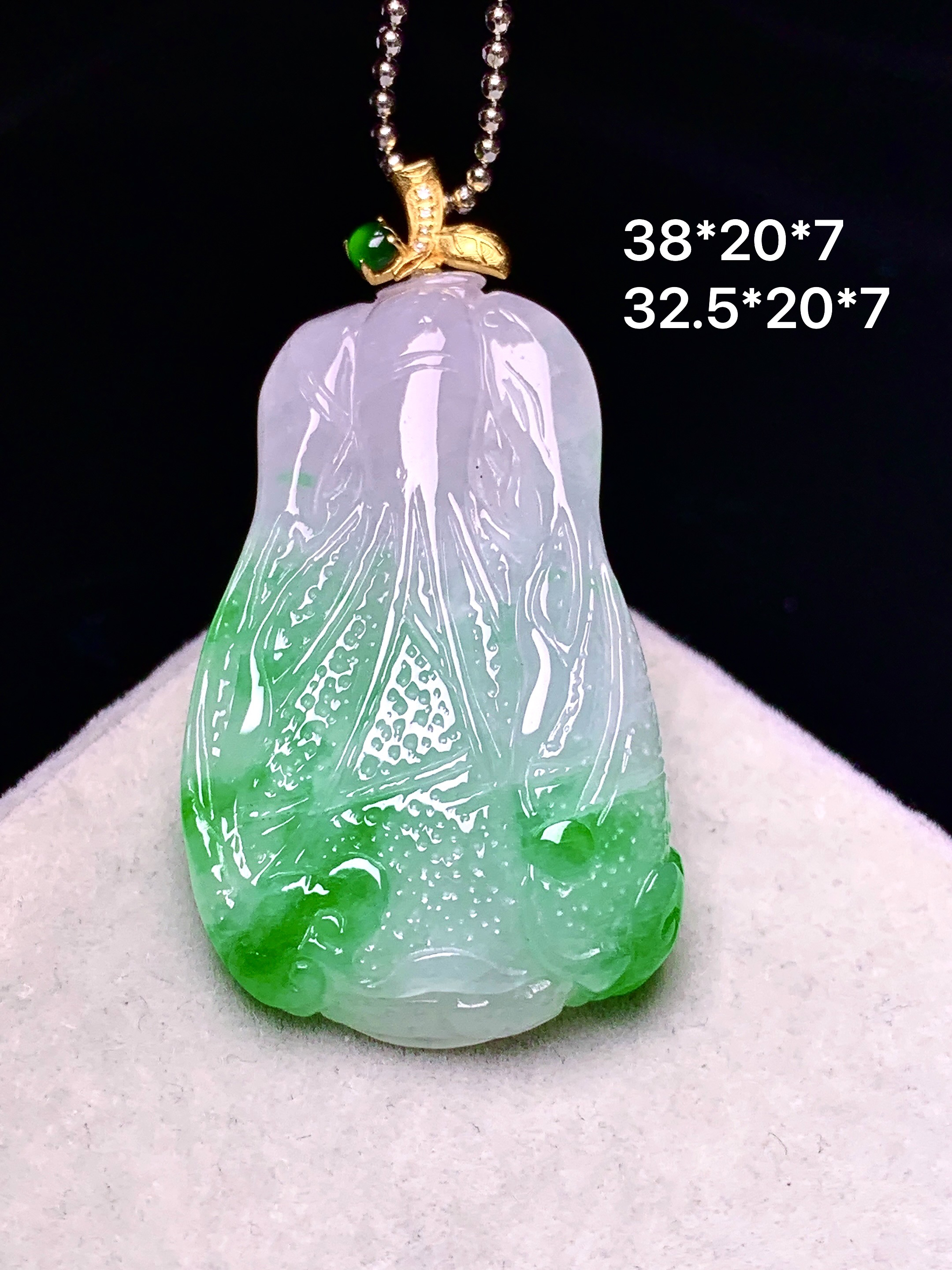 18k金镶嵌飘绿白菜吊坠 玉质细腻 色泽艳丽清新 整体尺寸38*20*7 e1