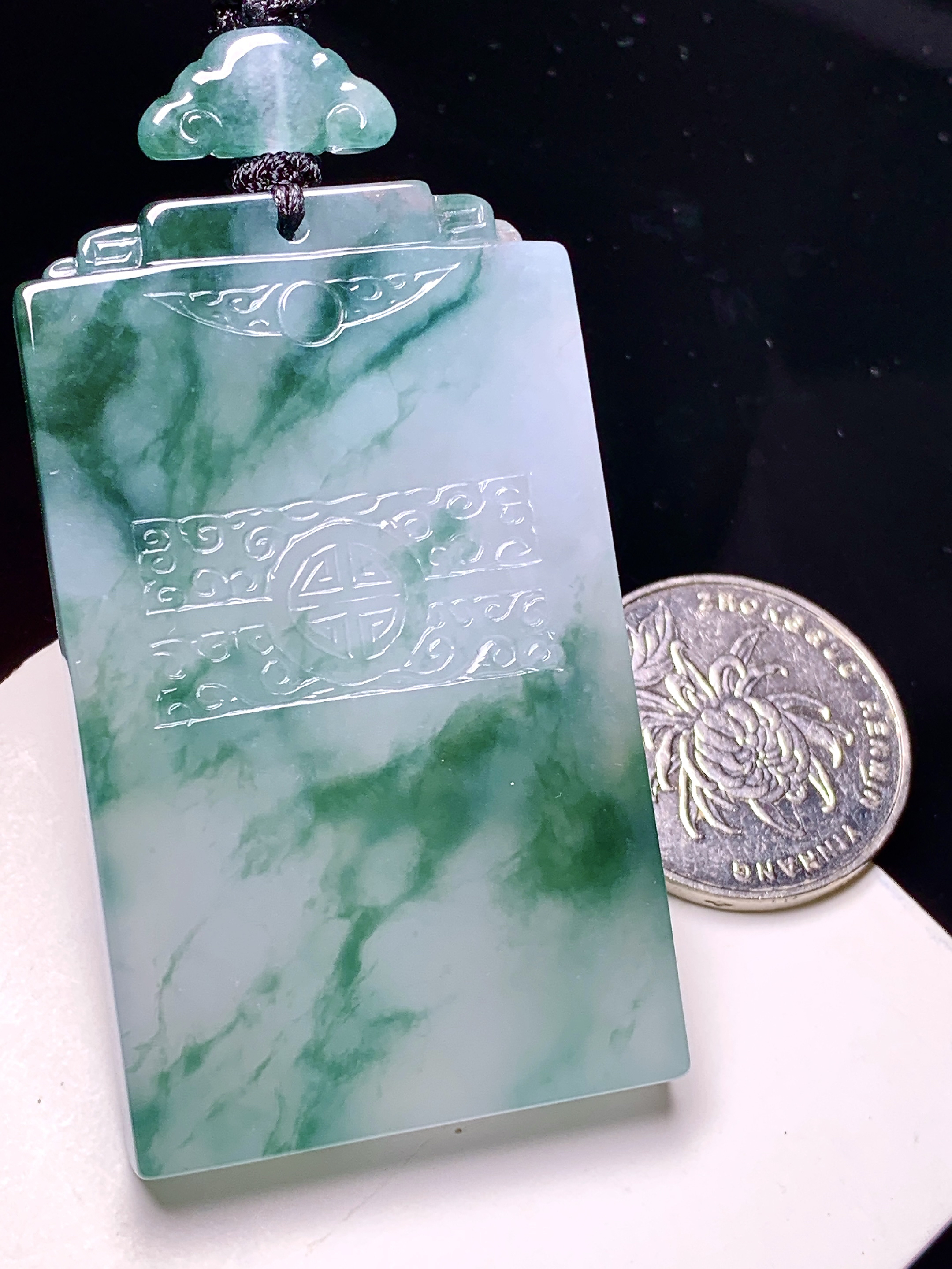 飘蓝花无事牌吊坠 玉质细腻 色泽艳丽清新 整体尺寸58*34.2*6.3 L1