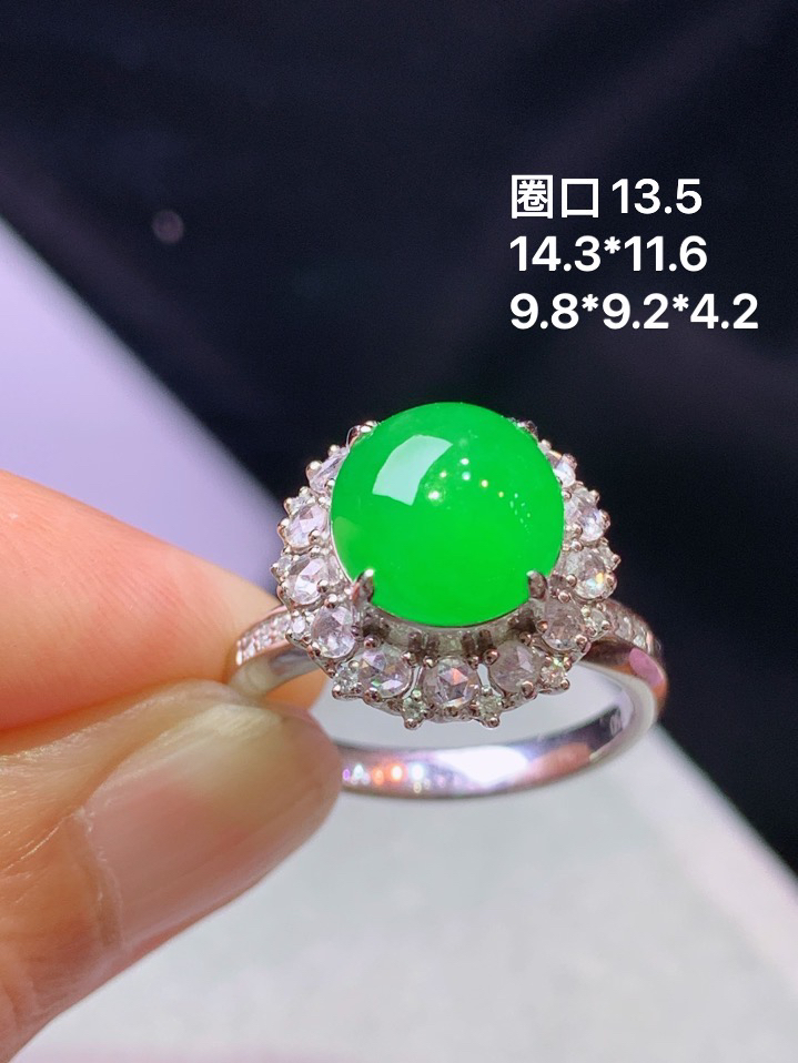 18k金钻镶嵌阳绿蛋面戒指 玉质细腻 色泽艳丽清新 圈口13.5 整体尺寸14.3*11.6 h2