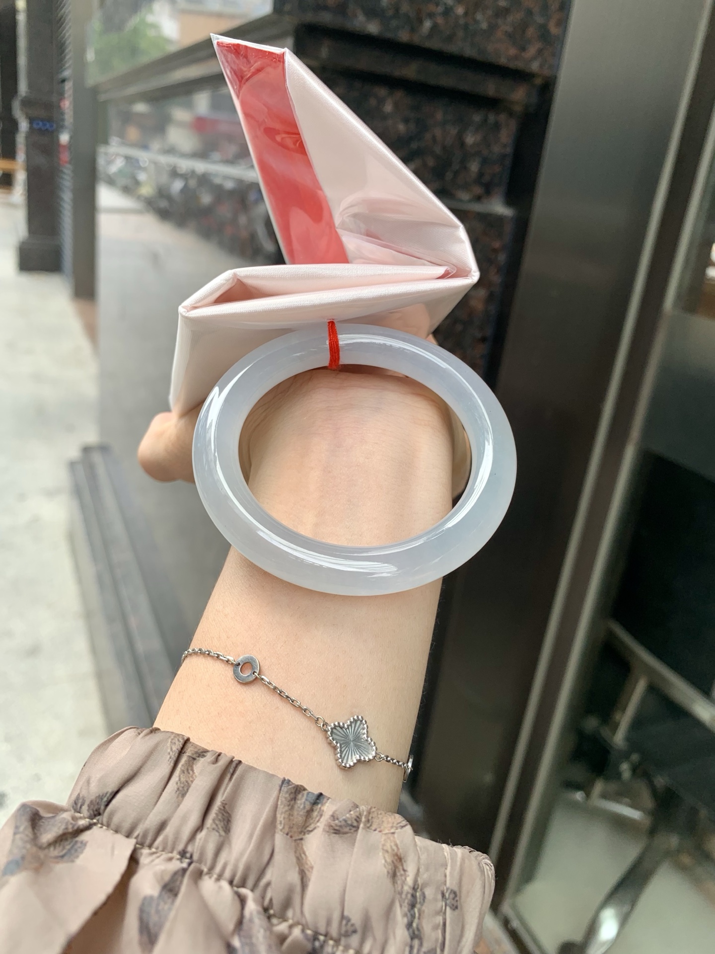 冰蓝美人条 53.2-9.6-9.3 0606-N910-2 打灯棉线，底妆冰润细腻，千变万化的冰晴蓝底色，拥有海的颜色，却散发着星空的光芒，这是一只来自冰川蓝的清冷气质仙女镯。