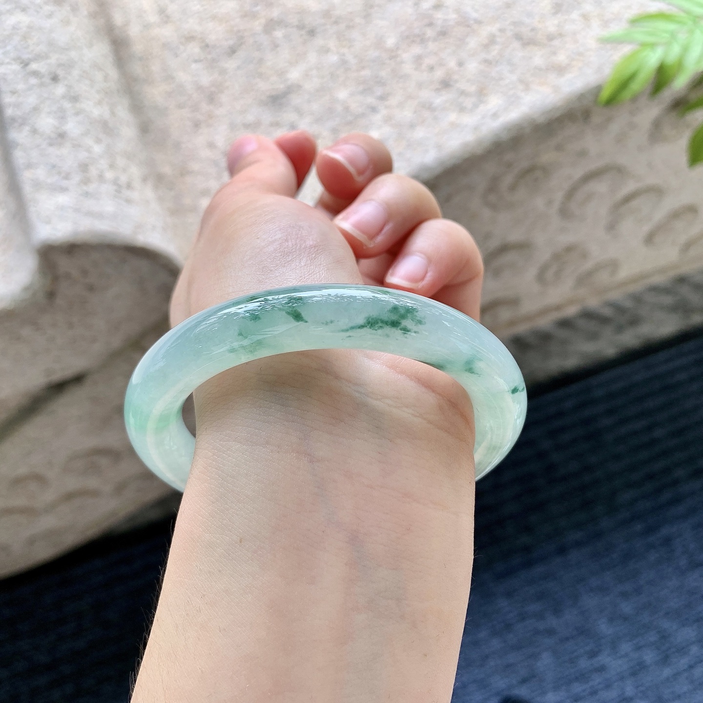 圆条55 56【圈口】56/10.6/10【编码】Q5060718【描述】冰糯晴绿飘花，水润，种老，细腻，无裂