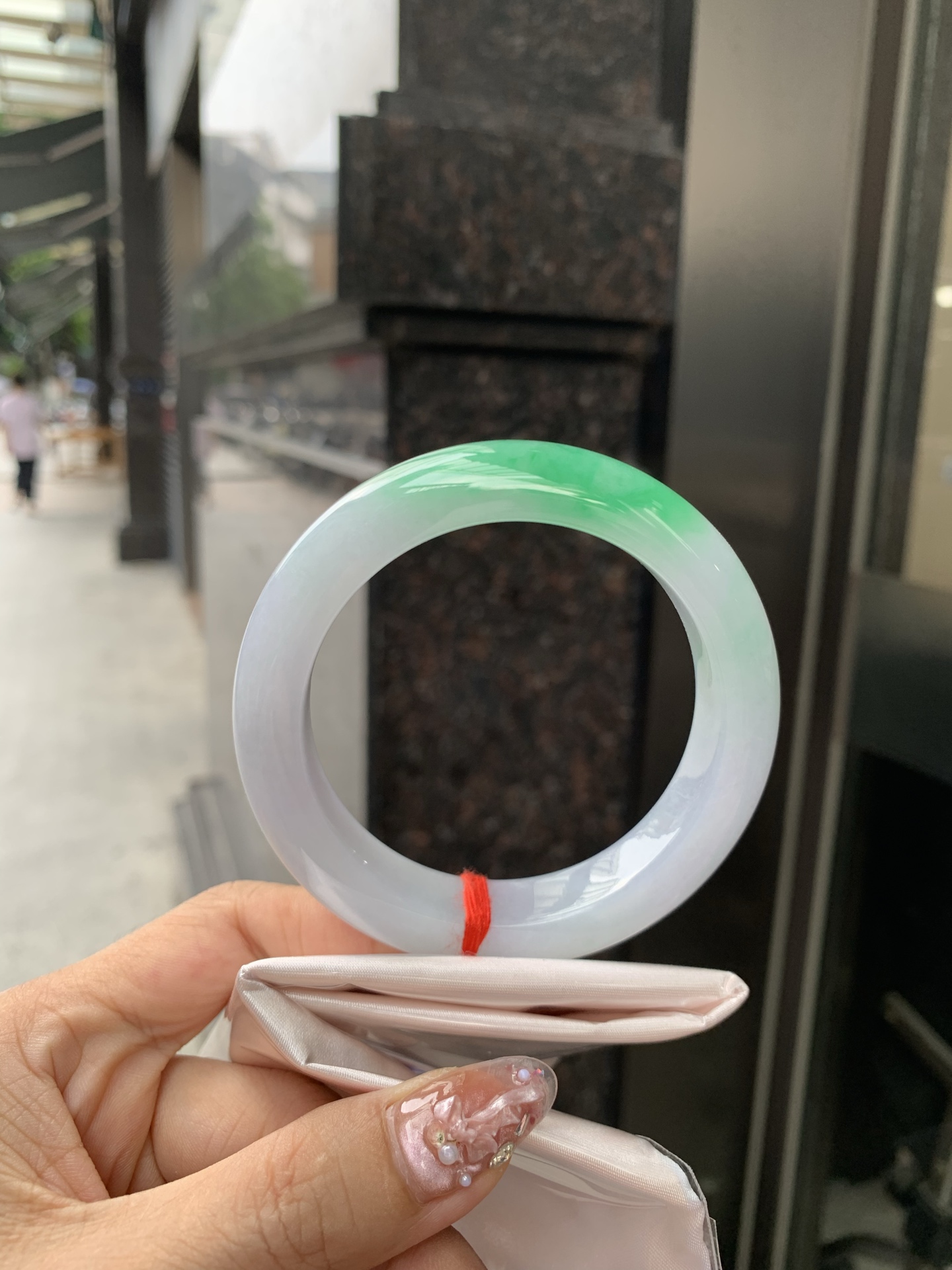 阳绿白底青正圈 59-10.3-13.7 0606-N913-1 打灯细纹，底妆冰润，一节阳绿花，点