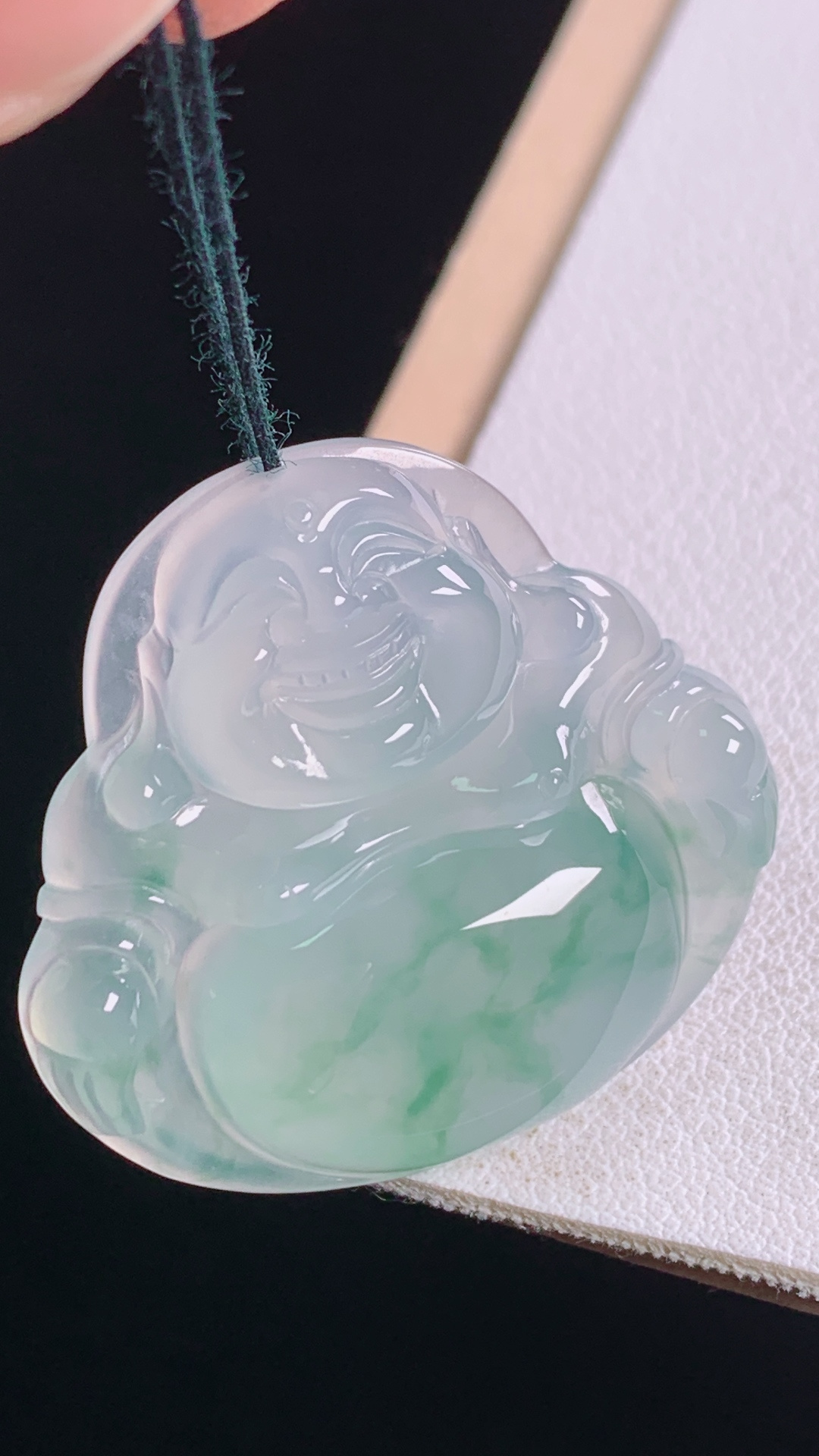 冰飘花佛公花色灵动，水润清爽，无裂，尺寸:29.0-31.5-5.9mm
