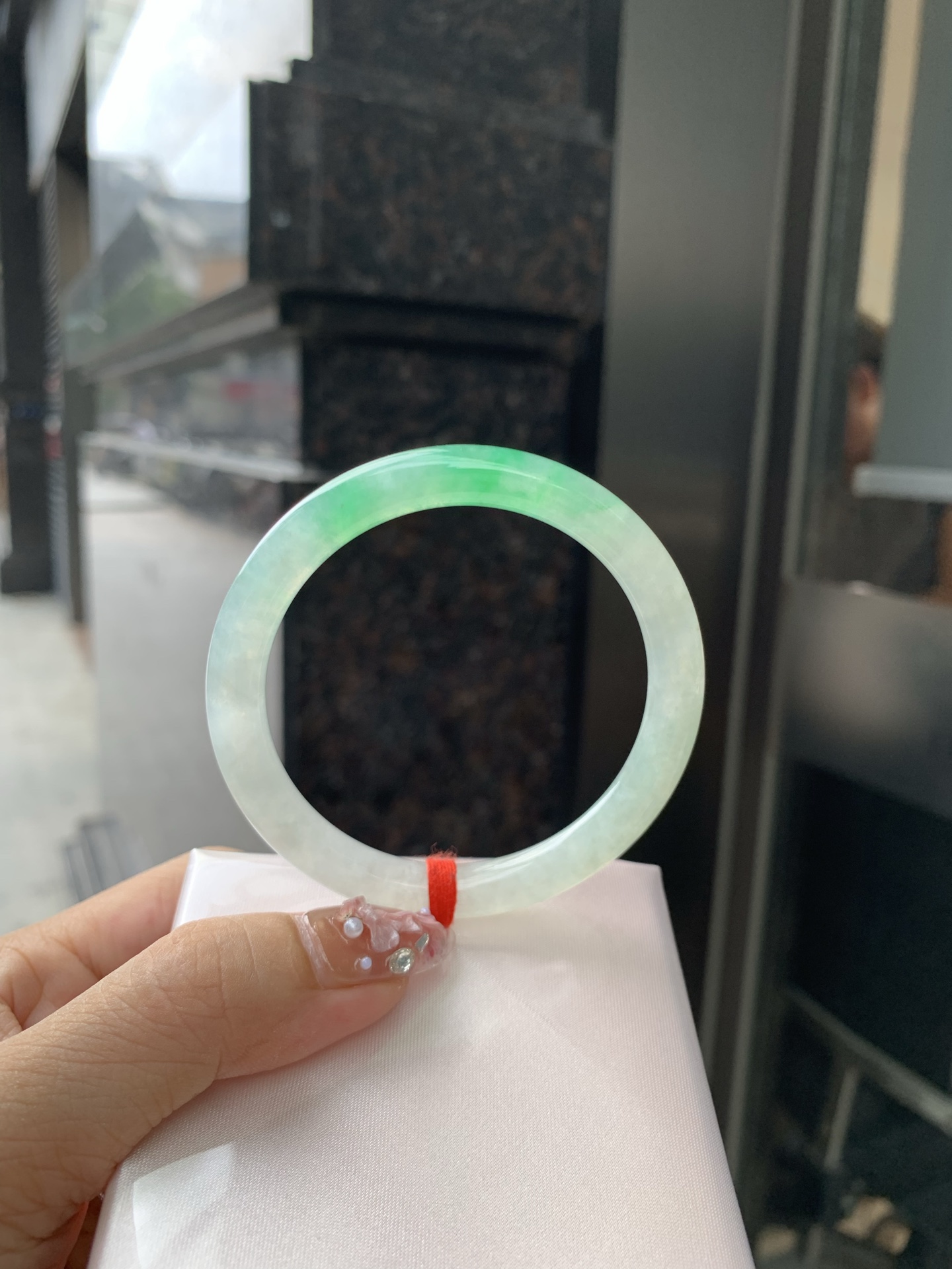 阳绿花美人条 53.2-7.3-6.5 0606-N893 打灯细纹，底妆冰润，金丝绿花色像春芽，从水润如晨露的底子蹦跳而出，将春日的灵动生机凝于手镯中，戴上她，清水芙蓉般的清新感自然晕染，每一次抬手，都似把盎然绿意融入生活。