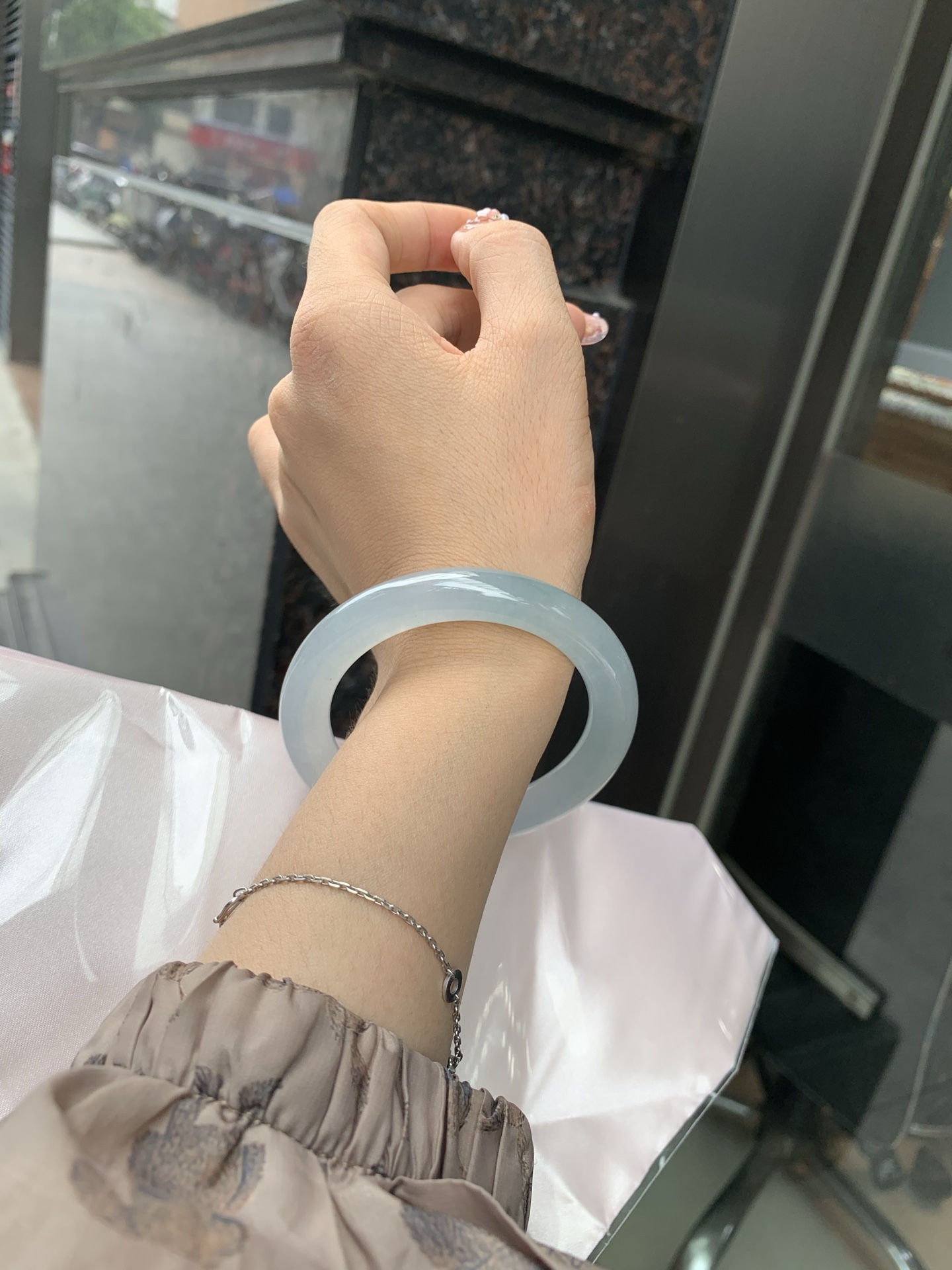 冰蓝美人条 53.3-9.8-9.3 0606-N910-1 打灯棉线，底妆冰润细腻，千变万化的冰晴蓝底色，拥有海的颜色，却散发着星空的光芒，这是一只来自冰川蓝的清冷气质仙女镯。