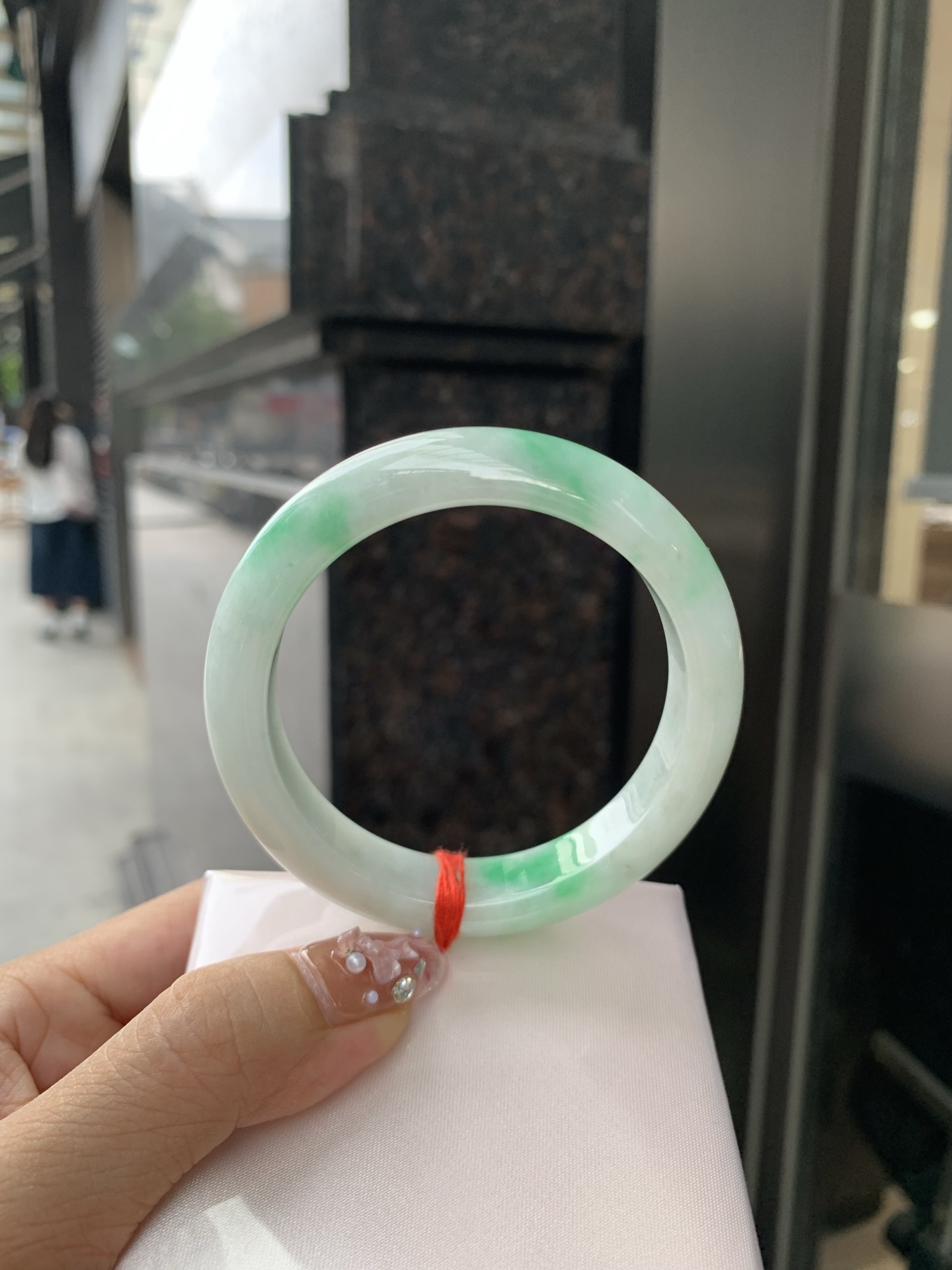 白底青正圈 55.2-8.4-12.5 0606-N909 打灯细纹，底妆水润，绿花点缀，镯色生香，腕间之美，水润中透着灵气，仙气缭绕，温婉可人，举手投足间皆是美好