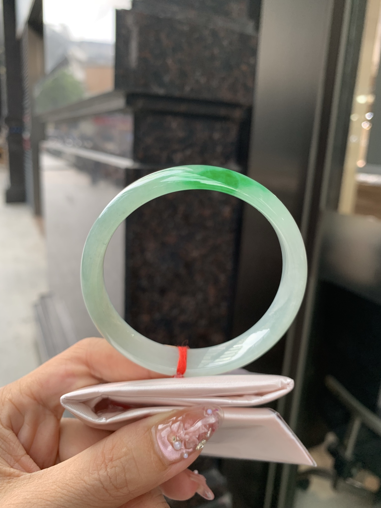 辣绿花正圈 58.3-6.2-12 0606-4A127-2 无裂，底妆水润，一抹辣绿花点缀，镯色生