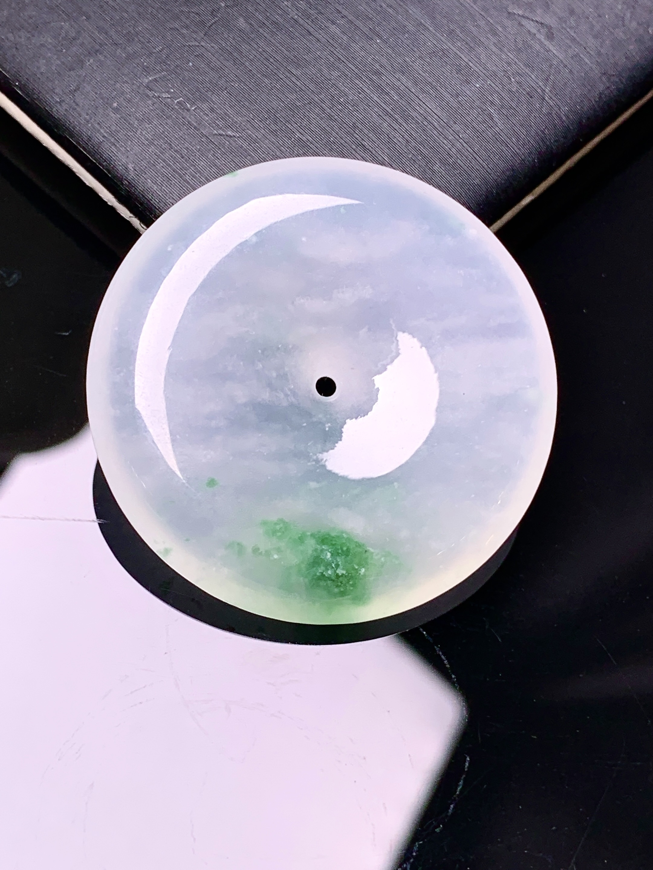 冰种飘绿平安扣吊坠 玉质细腻 色泽艳丽清新 整体尺寸31*5.8 d1