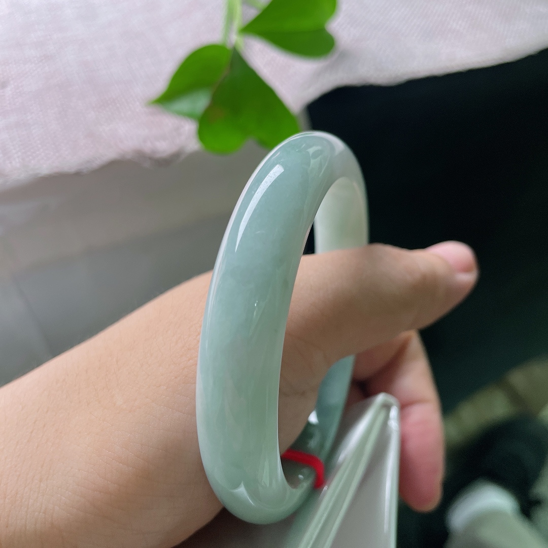 56.6/11.8/7.5，淡蓝底正圈，淡雅倾心，肉质细腻，水润，有纹，ss54087a