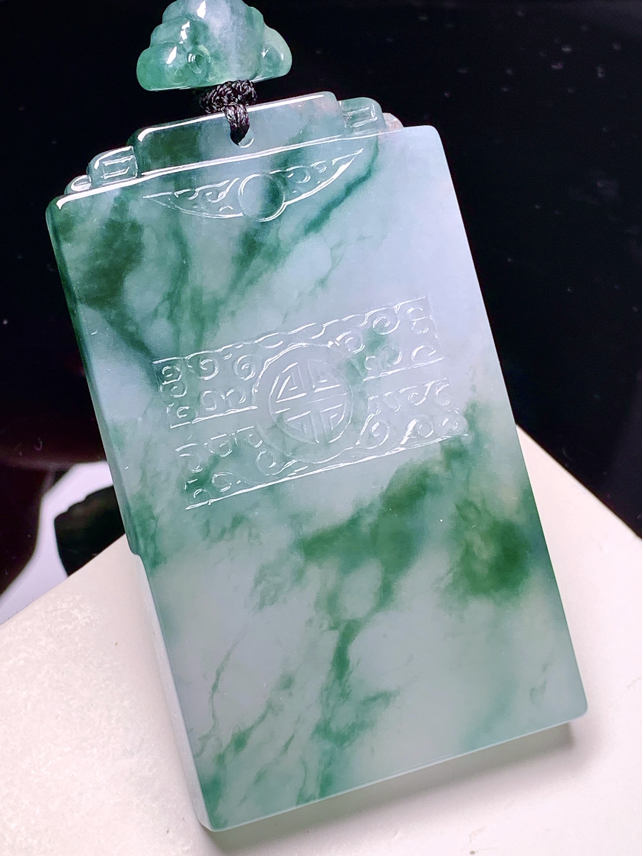 飘蓝花无事牌吊坠 玉质细腻 色泽艳丽清新 整体尺寸58*34.2*6.3 L1