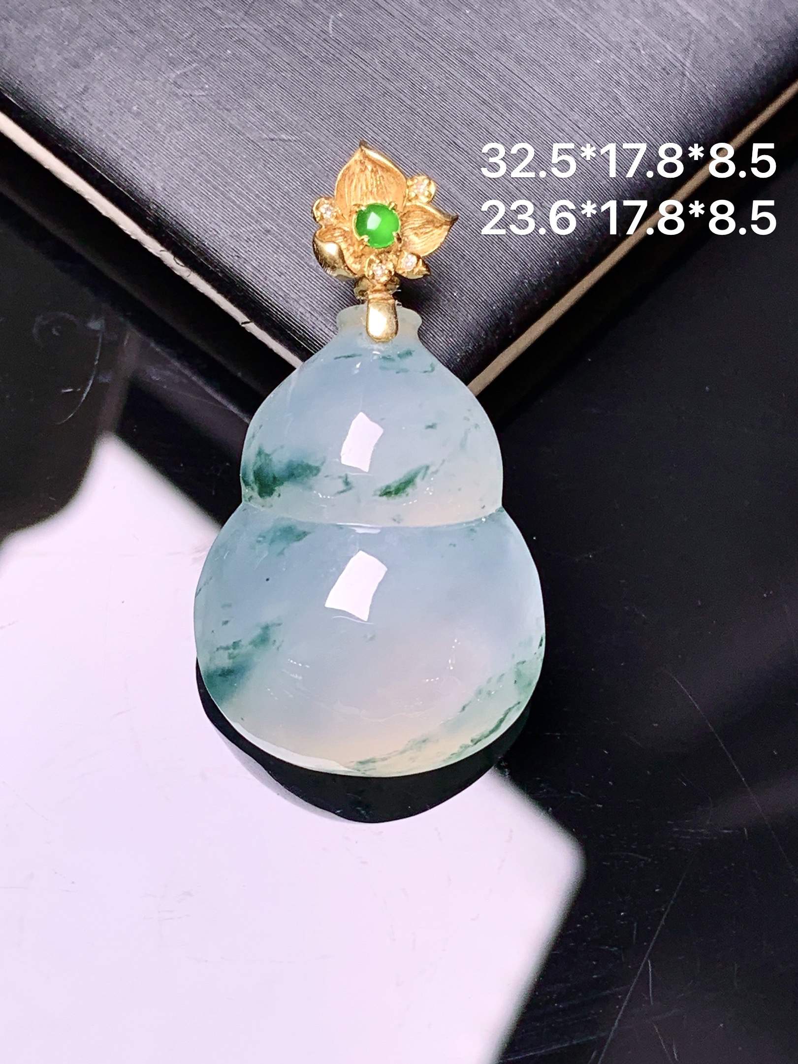18k金镶嵌飘绿葫芦吊坠 玉质细腻 色泽艳丽清新 整体尺寸32.5*17.8*8.5 2x