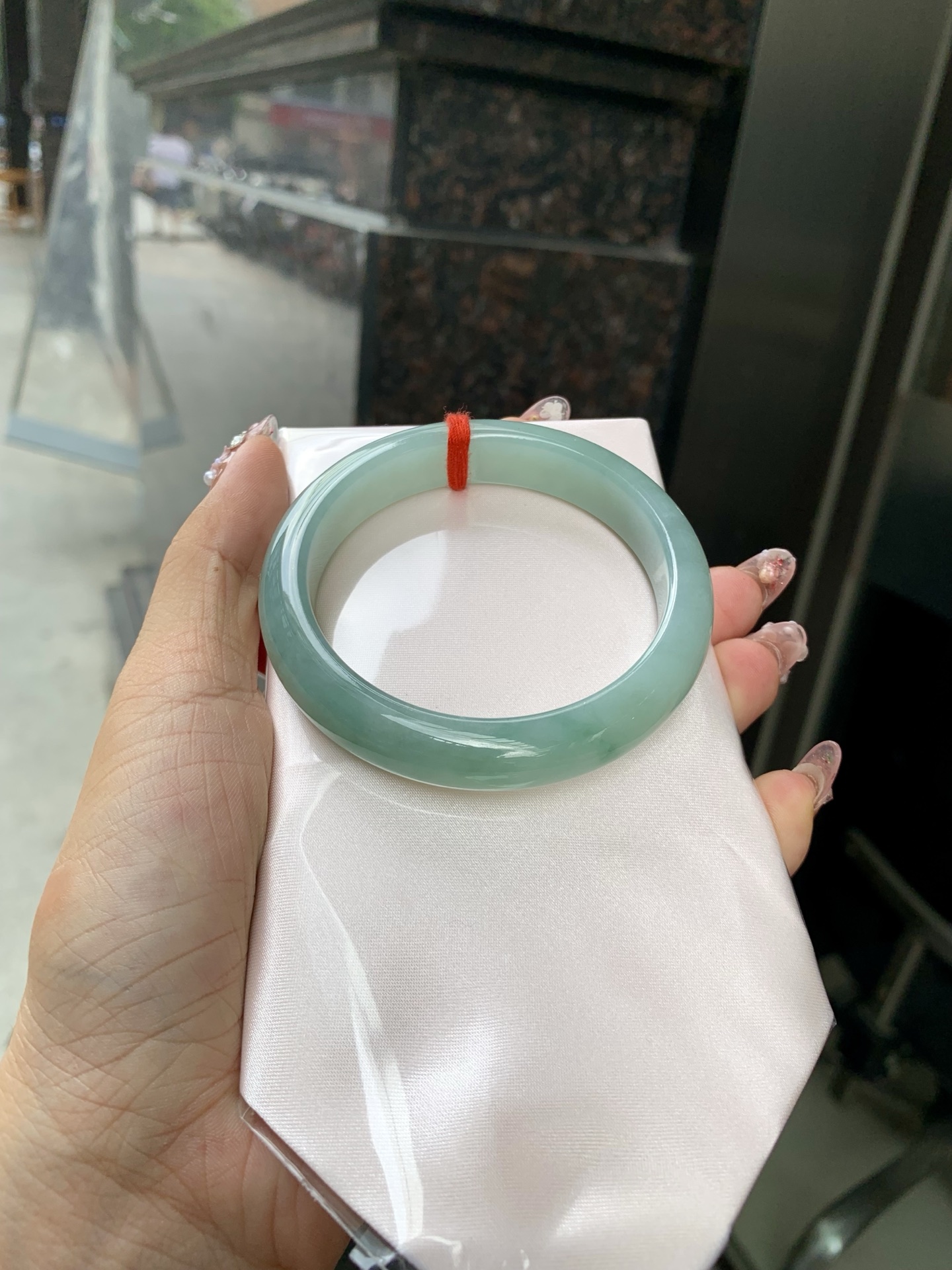 蓝水正圈 56.5-7.9-11.9 0606-SJ-119 无裂，底妆水润细腻，一汪蓝水落玉镯。腕间藏尽山间清泉色，自带静谧清冷氛围感。