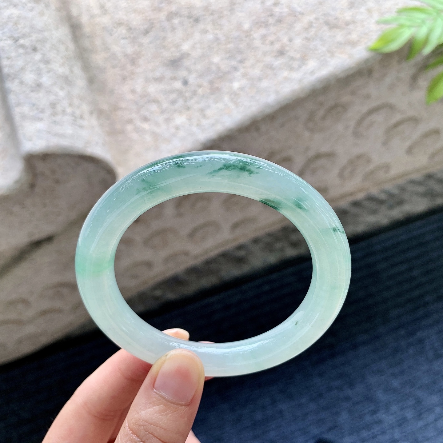 圆条55 56【圈口】56/10.6/10【编码】Q5060718【描述】冰糯晴绿飘花，水润，种老，细腻，无裂
