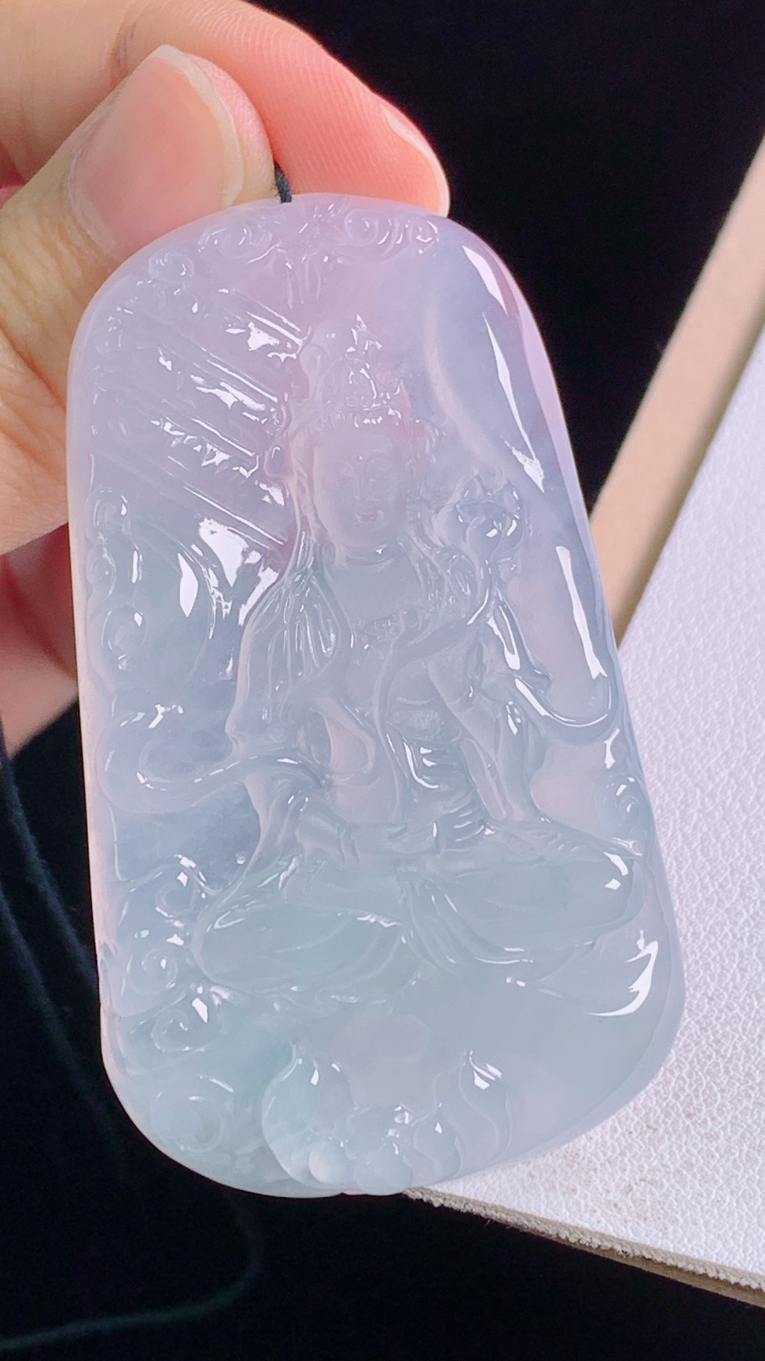 冰种大势至菩萨 冰透起光，雕工精湛，无裂 尺寸:60.0-35.4-6.8mm 2
