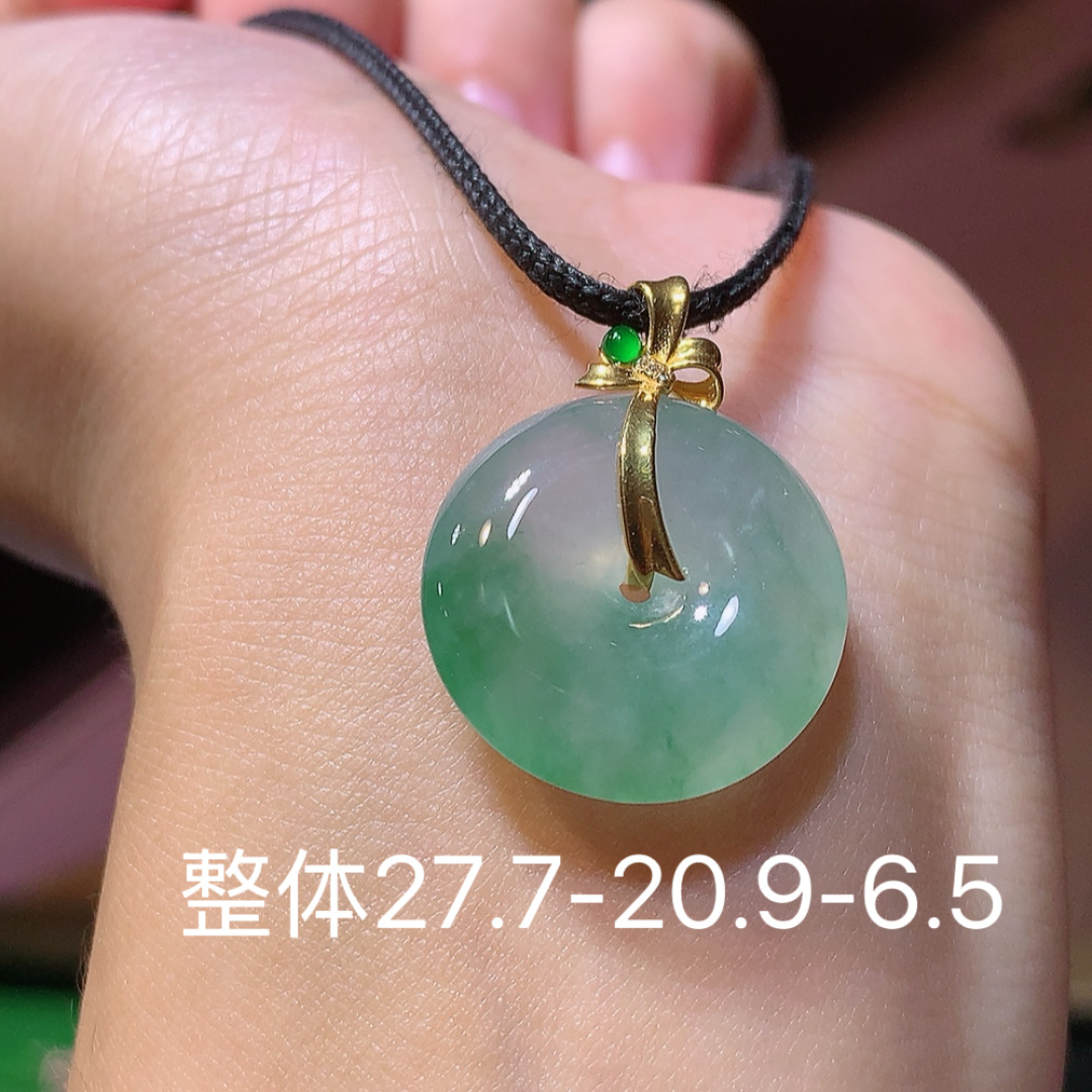 冰飘绿平安扣吊坠。种老细腻水润，品相喜悦，佩戴时尚大方 货号08604，27.7-20.9-6.5