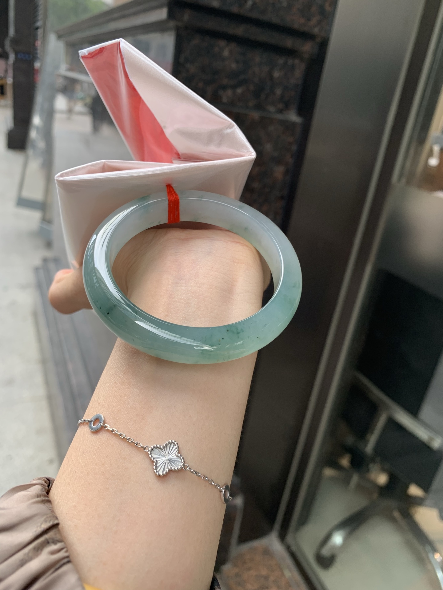 蓝底冰飘花正圈 56.7-8.4-11.7 0606-SJ-112-3 打灯细纹，底妆冰润，蓝底飘花，半山半水，独特且直观的美，它的冰透细腻质地，成就了两种风格融合下最原始神秘气质～