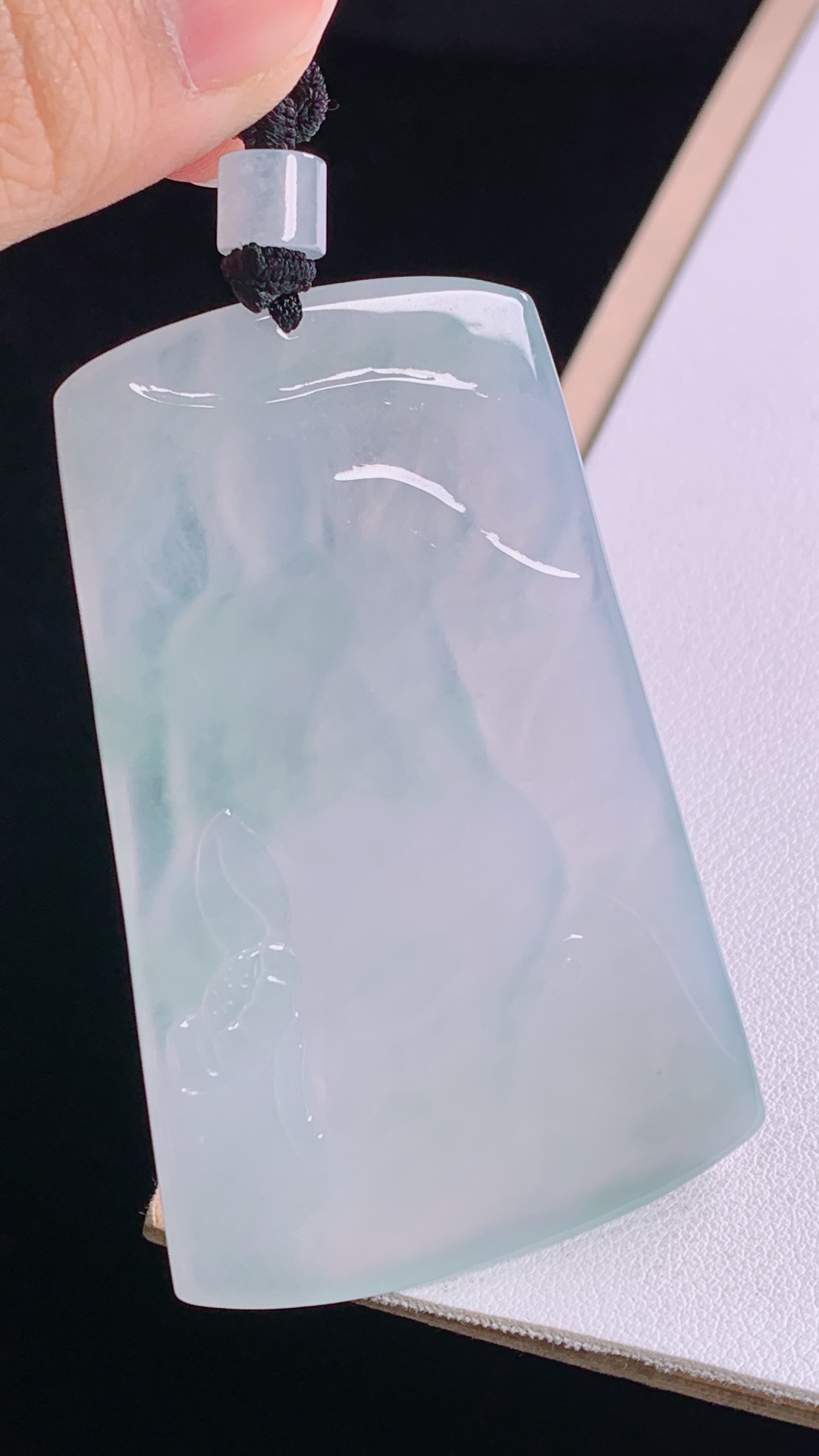 冰种大势至菩萨 冰润荧光，雕工精湛，无裂 尺寸:66.9-42.6-5.5mm