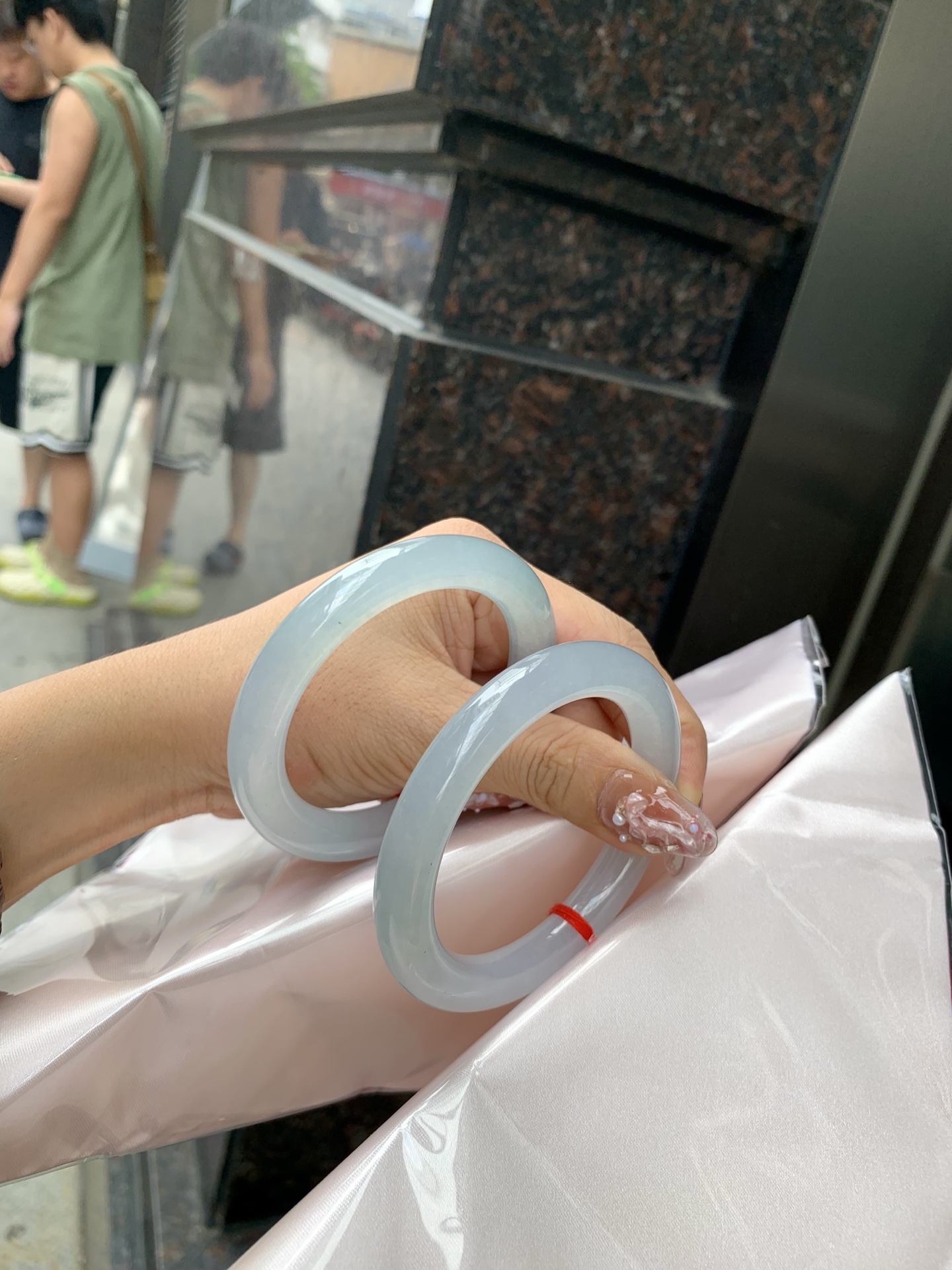 冰蓝美人条 53.3-9.8-9.3 0606-N910-1 打灯棉线，底妆冰润细腻，千变万化的冰晴蓝底色，拥有海的颜色，却散发着星空的光芒，这是一只来自冰川蓝的清冷气质仙女镯。