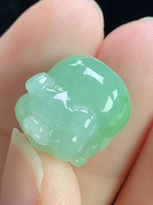 飘绿招财猪，无裂，尺寸15.4-13.3-10.6mm，L06ayd