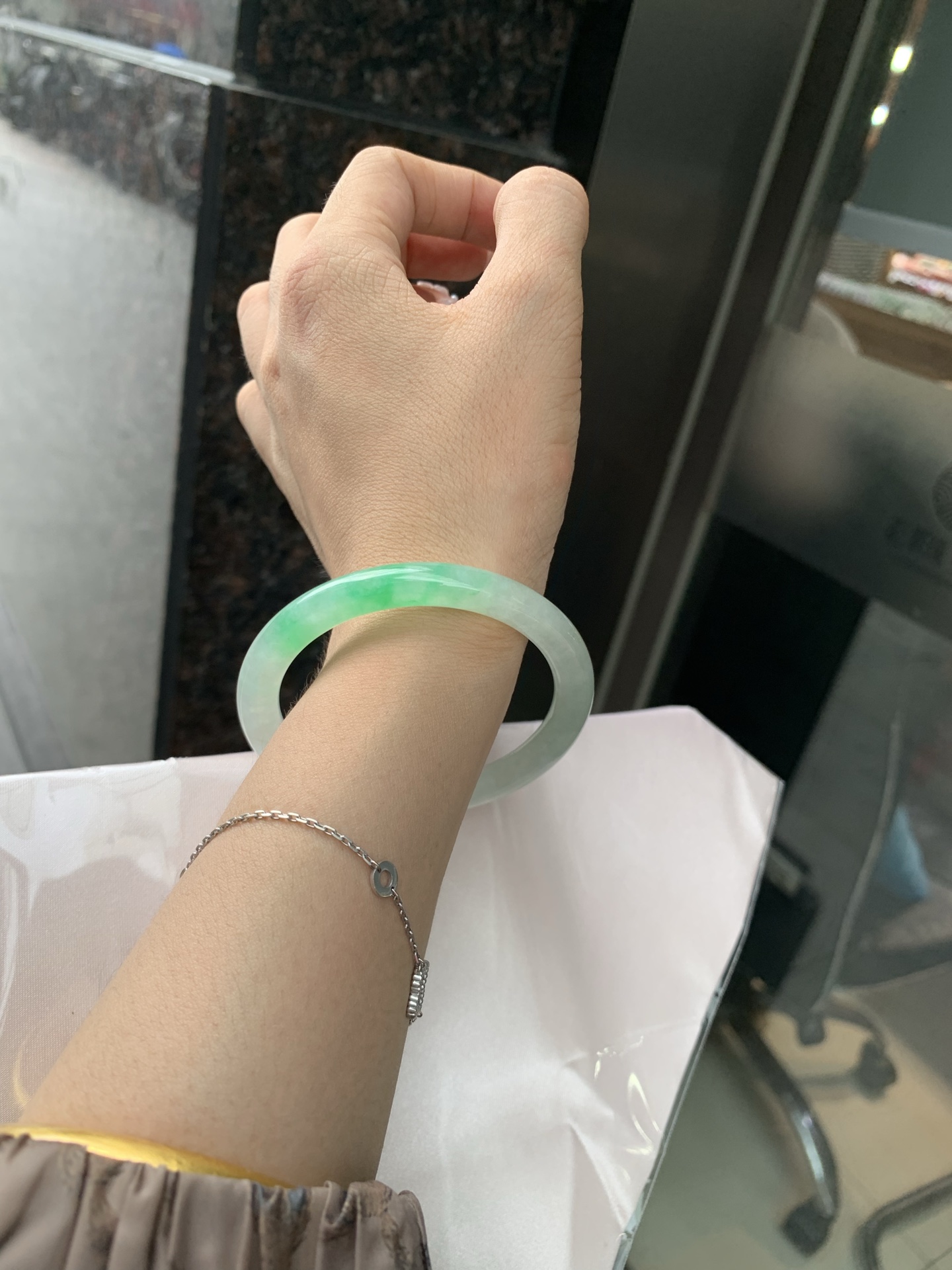 阳绿花美人条 53.2-7.3-6.5 0606-N893 打灯细纹，底妆冰润，金丝绿花色像春芽，从水润如晨露的底子蹦跳而出，将春日的灵动生机凝于手镯中，戴上她，清水芙蓉般的清新感自然晕染，每一次抬手，都似把盎然绿意融入生活。