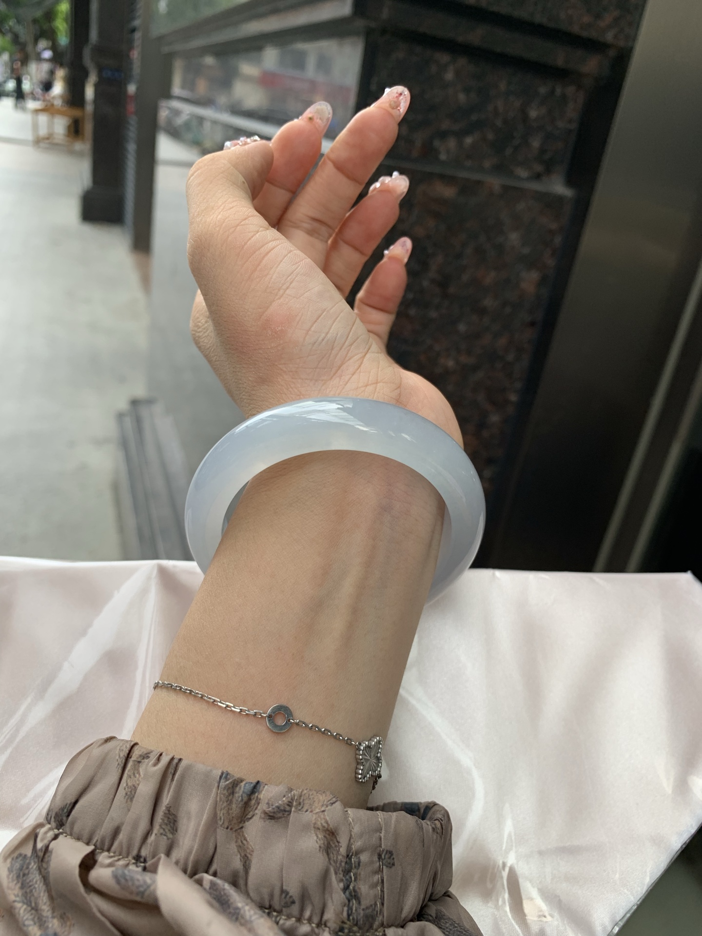 冰蓝正圈 55-8.7-12.2 0606-531-66 打灯棉根，底妆冰润细腻，千变万化的冰晴蓝底色，拥有海的颜色，却散发着星空的光芒，这是一只来自冰川蓝的清冷气质仙女镯。