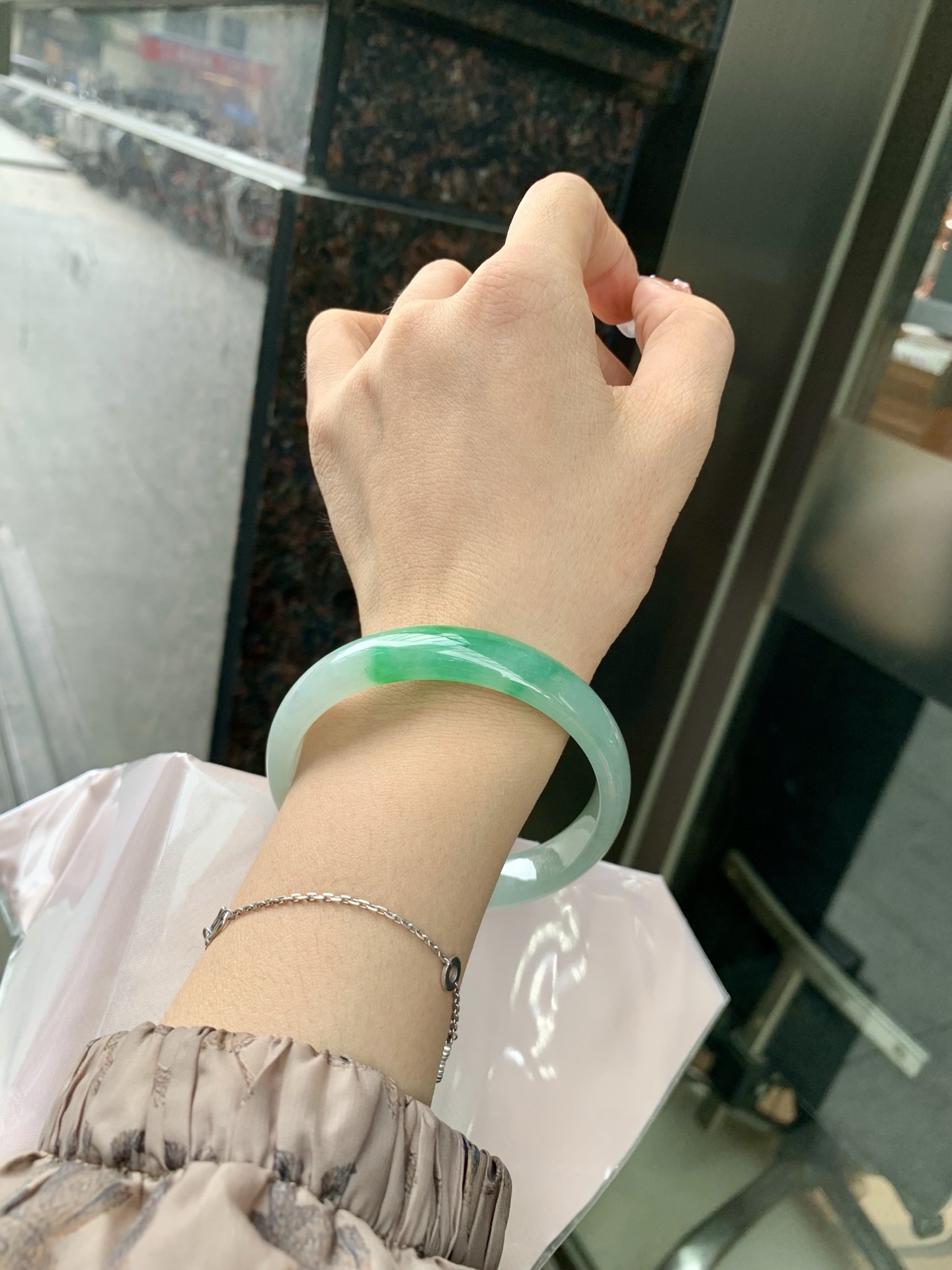 辣绿花正圈 58.3-6.2-12 0606-4A127-2 无裂，底妆水润，一抹辣绿花点缀，镯色生香，腕间之美，水润中透着灵气，仙气缭绕，温婉可人，举手投足间皆是美好