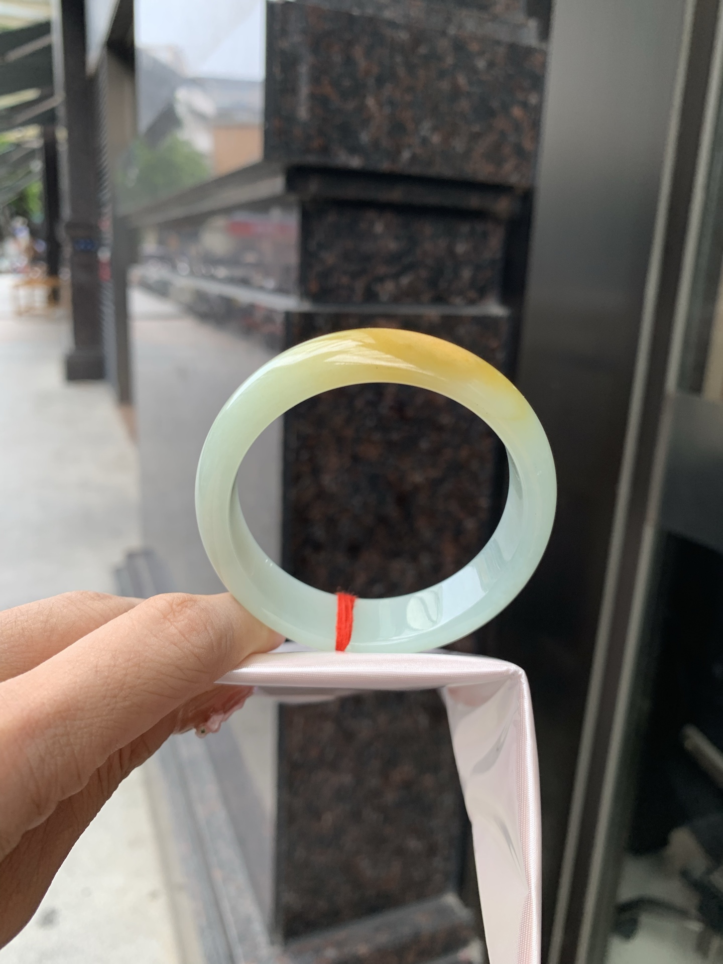 淡晴底黄翡宽版正圈 53.2-6.5-14.8 0606-SJ-117-1 打灯细纹，底妆细腻水润，淡淡的晴底搭配一大截黄翡，明亮吸睛，犹如夕阳洒在湖水上的感觉。