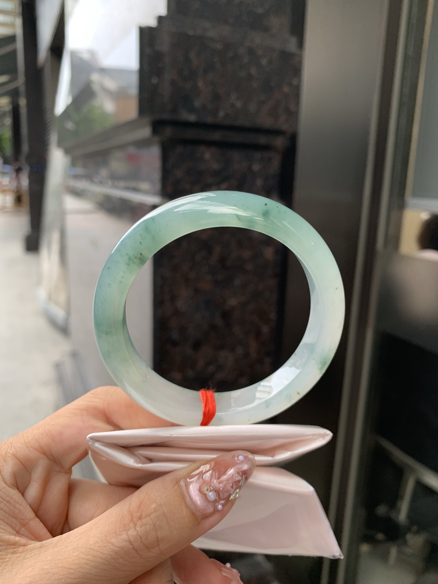 蓝底冰飘花正圈 56.7-8.4-11.7 0606-SJ-112-3 打灯细纹，底妆冰润，蓝底飘花，半山半水，独特且直观的美，它的冰透细腻质地，成就了两种风格融合下最原始神秘气质～