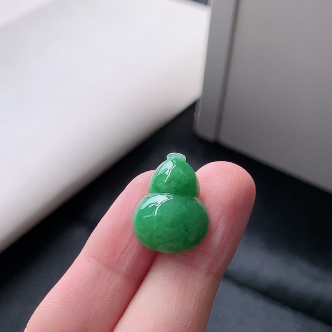 冰阳绿葫芦挂件。色阳色艳，种老无裂水润，饱满肉厚，佩戴清新优雅，货号17604，19.9-14.5-6.1