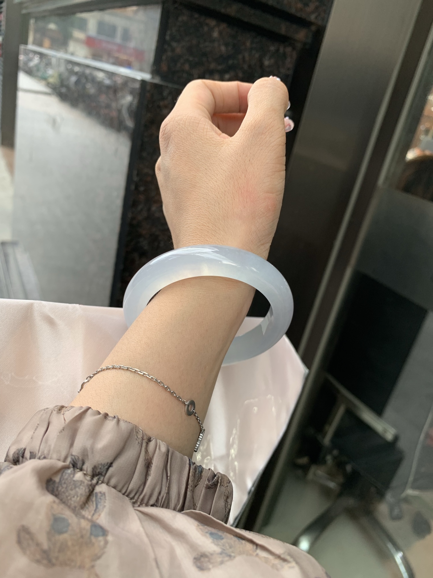 冰蓝正圈 55-8.7-12.2 0606-531-66 打灯棉根，底妆冰润细腻，千变万化的冰晴蓝底色，拥有海的颜色，却散发着星空的光芒，这是一只来自冰川蓝的清冷气质仙女镯。