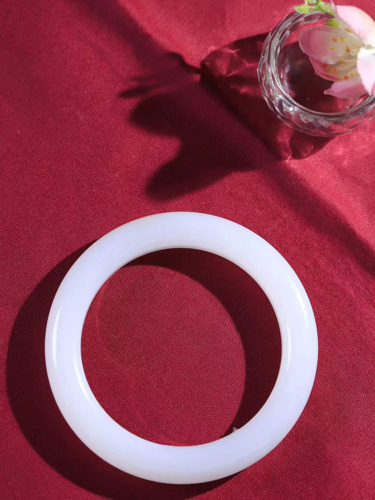 （温柔雅致.手镯）

精品️和田玉糖白玉手镯。镯型饱满，温润细腻，脂润沁香。️执一卷书，沏一盏茶，着一袭裙，戴一只镯。淡淡浅笺，素心若兰，静赏玉中诗画。悠悠岁月，芊手轻摘，盛满诗样芳华。重57.5克   尺寸57-10.7-10.3mm    FDA-32501300