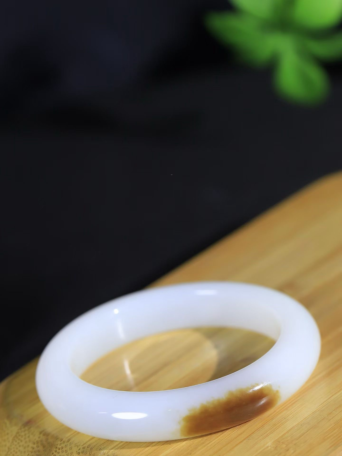 （温柔雅致.手镯）

收藏级臻品️和田玉糖白玉手镯。镯型饱满，温润细腻，脂润沁香。️执一卷书