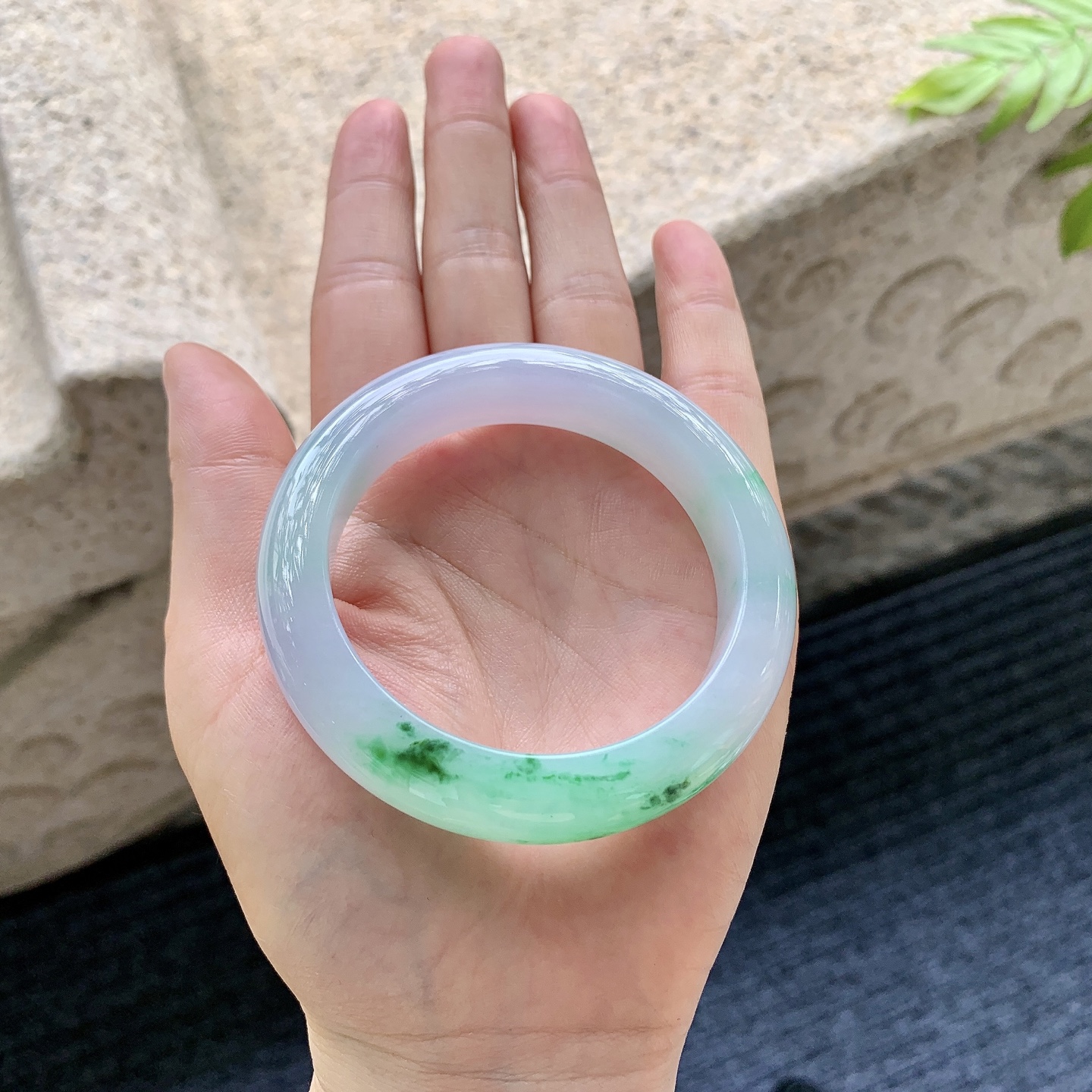 正圈 圈口52.8/13/9 编码HT060739 描述冰糯春彩，飘绿，水润，种老，细腻，无裂