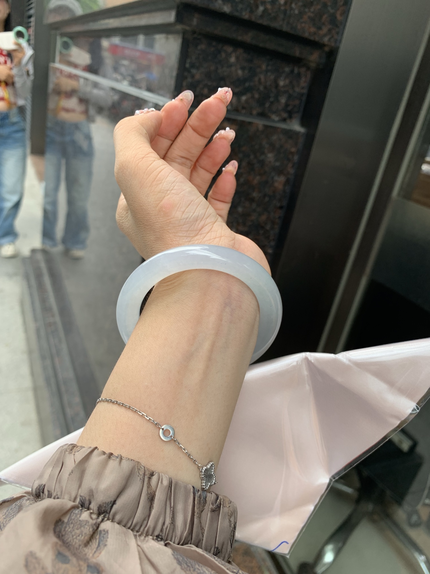 冰蓝美人条 53.2-9.6-9.3 0606-N910-2 打灯棉线，底妆冰润细腻，千变万化的冰晴蓝底色，拥有海的颜色，却散发着星空的光芒，这是一只来自冰川蓝的清冷气质仙女镯。