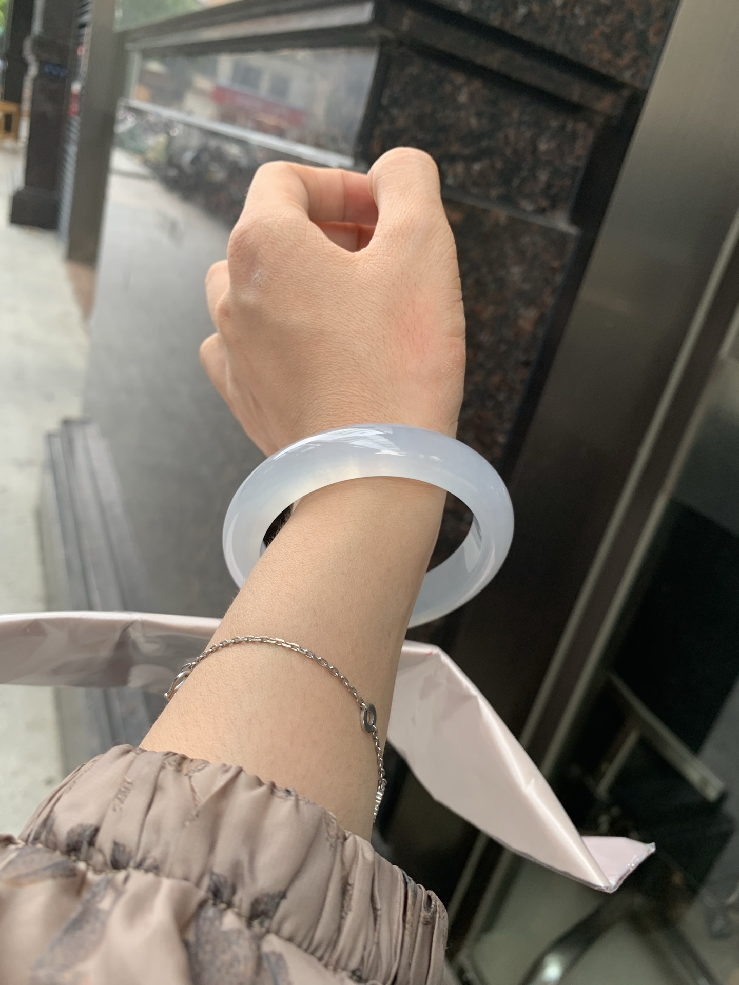 冰蓝正圈 55-8.7-12.2 0606-531-66 打灯棉根，底妆冰润细腻，千变万化的冰晴蓝底色，拥有海的颜色，却散发着星空的光芒，这是一只来自冰川蓝的清冷气质仙女镯。