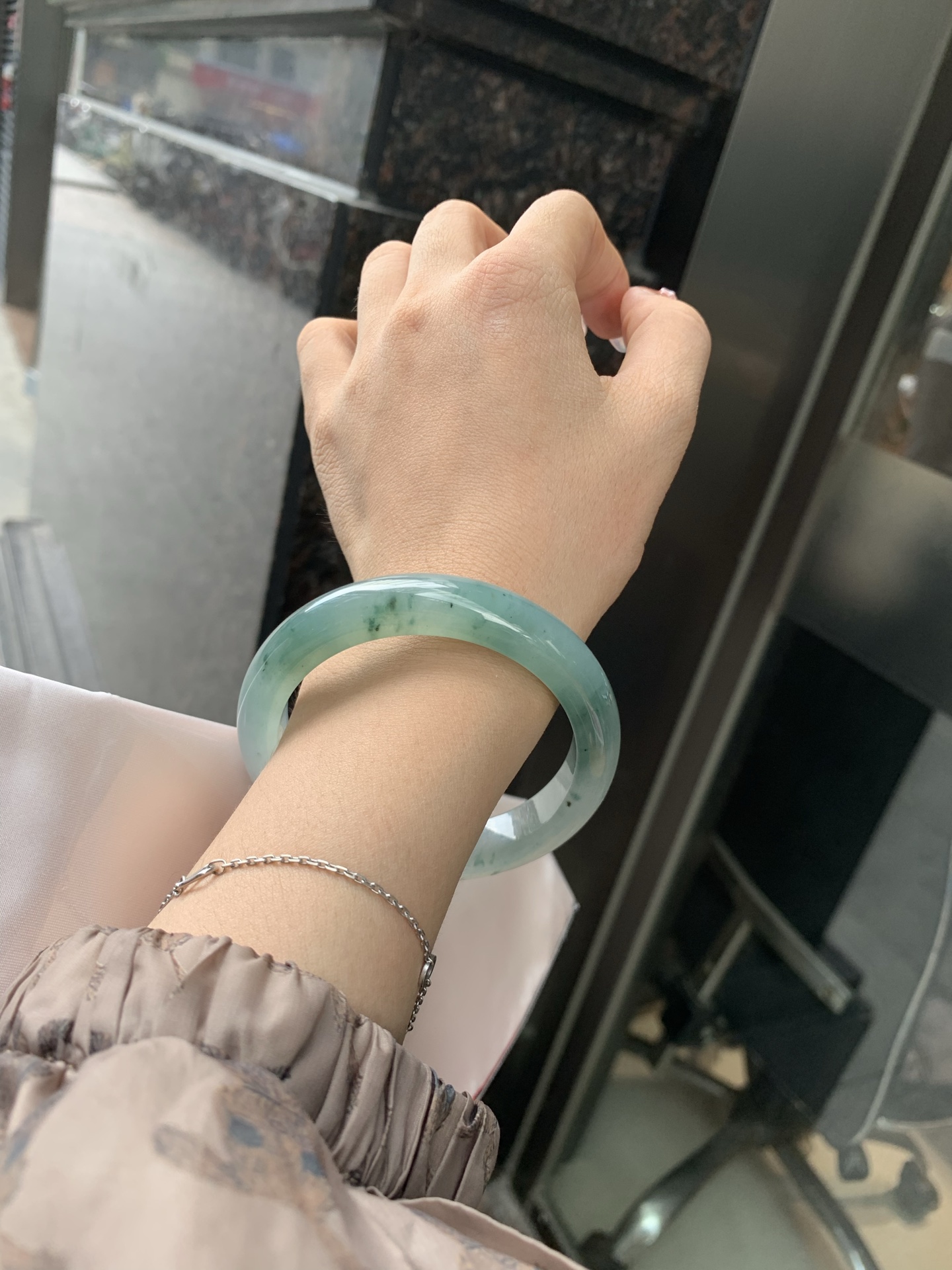 蓝底冰飘花正圈 56.7-8.4-11.7 0606-SJ-112-3 打灯细纹，底妆冰润，蓝底飘花，半山半水，独特且直观的美，它的冰透细腻质地，成就了两种风格融合下最原始神秘气质～
