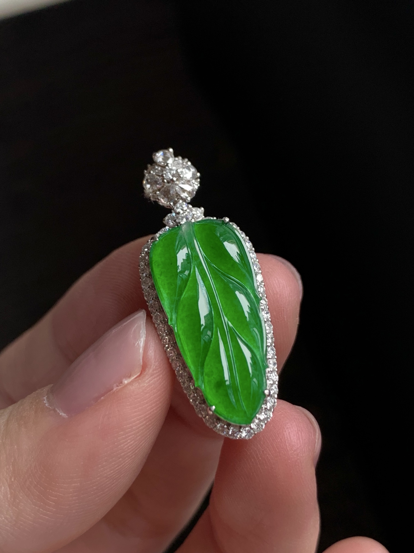【18k金镶嵌玉叶吊坠】种老细腻，色阳浓郁起胶尺寸：成品：31.1*12.3*8.5，裸石：21*10.1*2.4,asd1366