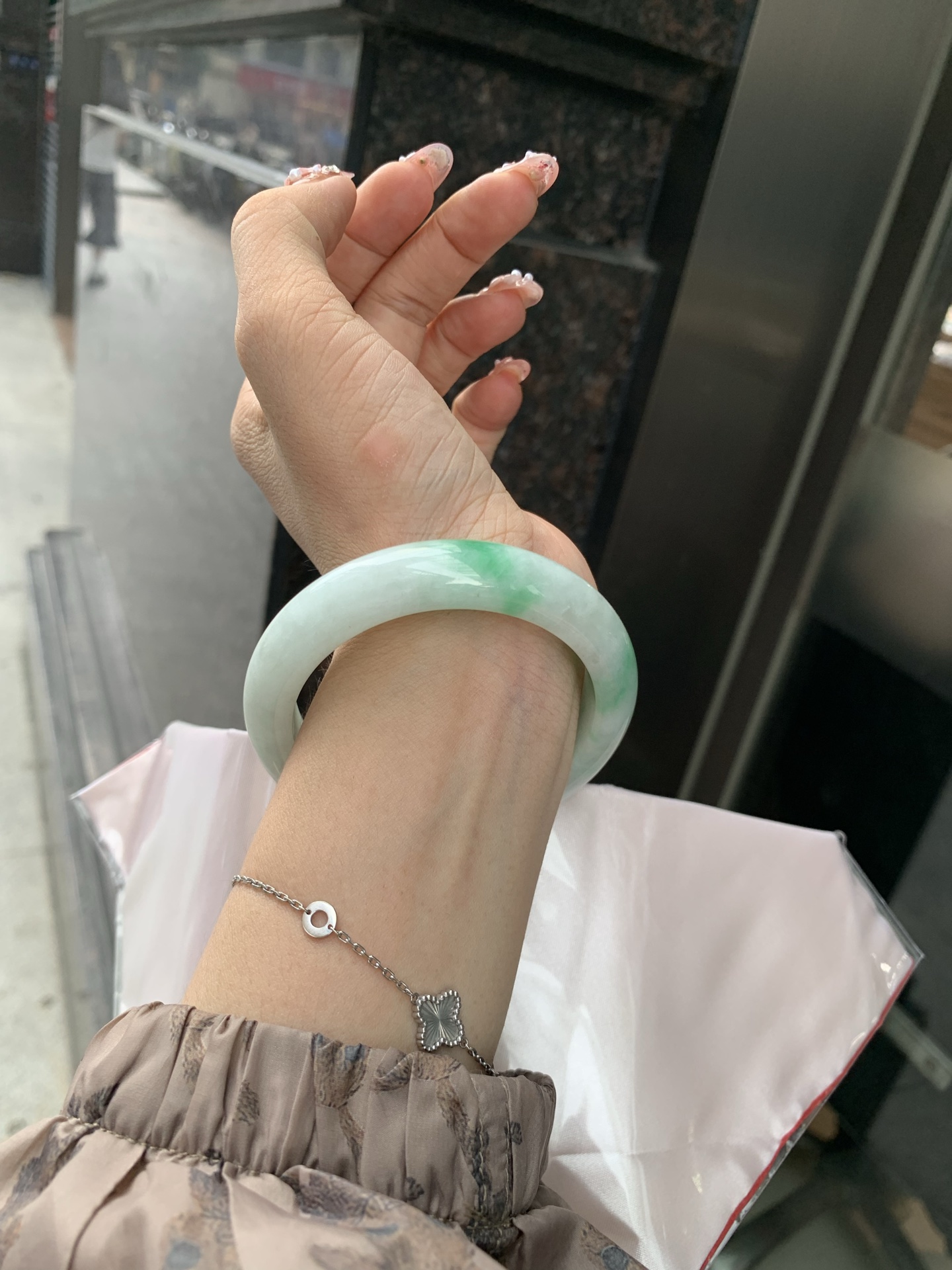 白底青正圈 55.2-8.4-12.5 0606-N909 打灯细纹，底妆水润，绿花点缀，镯色生香，腕间之美，水润中透着灵气，仙气缭绕，温婉可人，举手投足间皆是美好