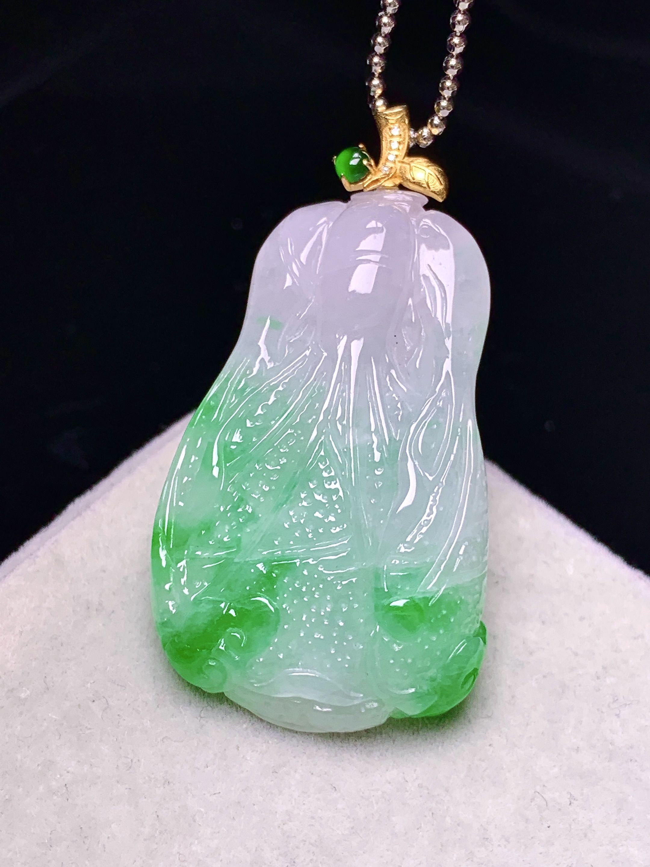 18k金镶嵌飘绿白菜吊坠 玉质细腻 色泽艳丽清新 整体尺寸38*20*7 e1