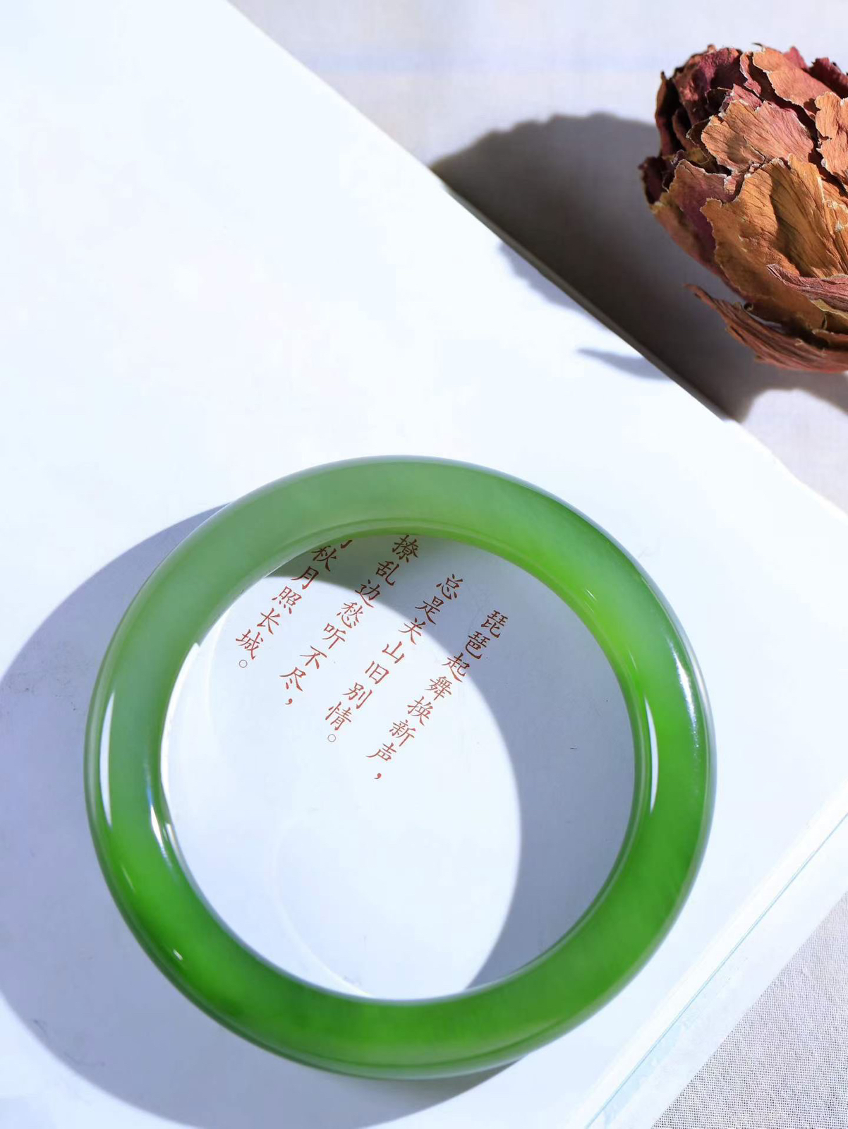 【碧色荡漾·手镯】

收藏级臻品和田玉碧玉手镯，玉质细腻温润，手感舒适，️线条流畅，简约大气，美自天成，佩戴于腕间，婉约之美，举手投足间透出那份低调奢华，醉人心扉。重53克  内径圈口56.5mm  尺寸10.7-9.7mm  FDA-66501333