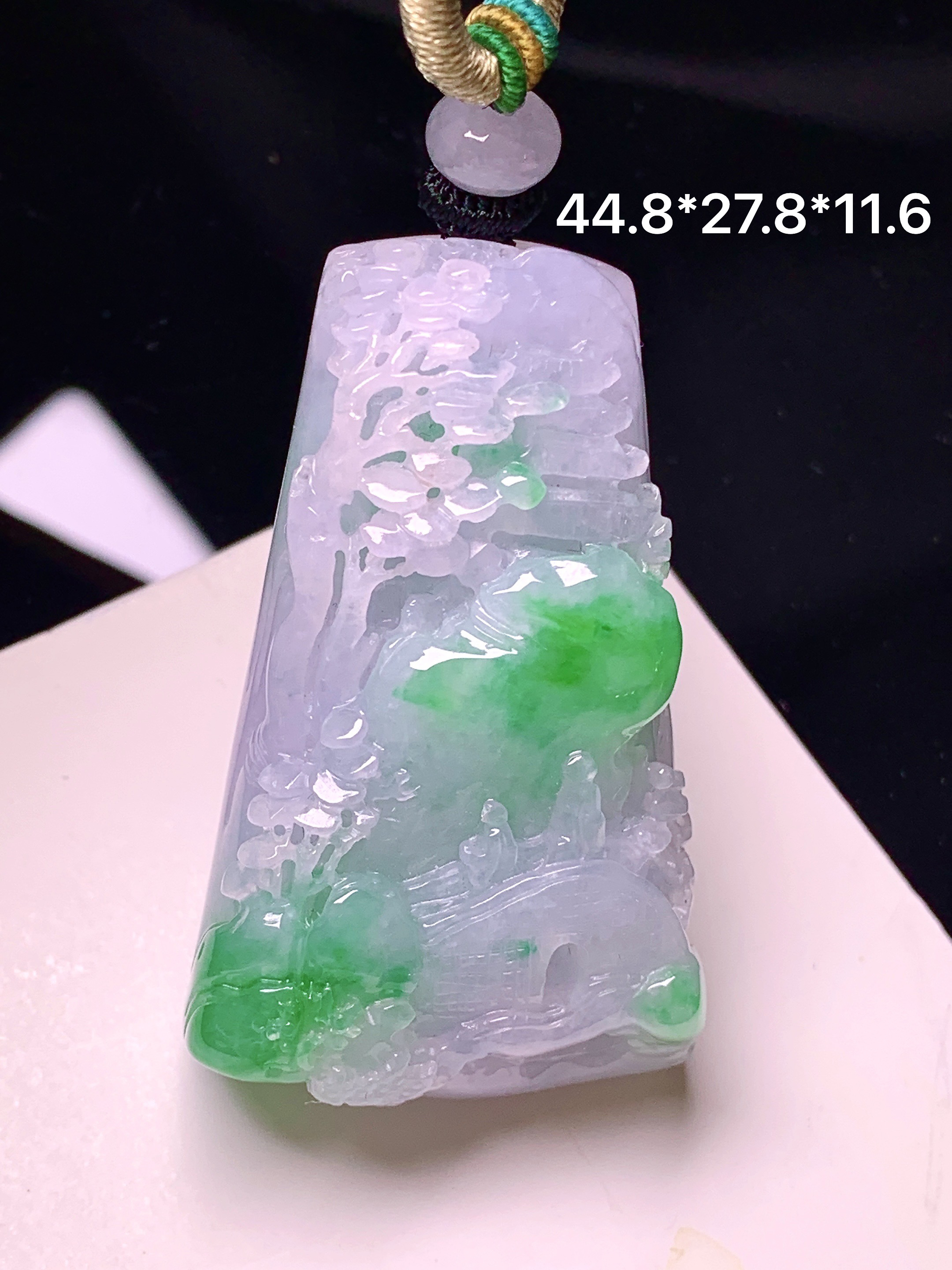 飘绿山水牌子吊坠 玉质细腻 色泽艳丽清新 整体尺寸44.8*27.8*11.6 w1