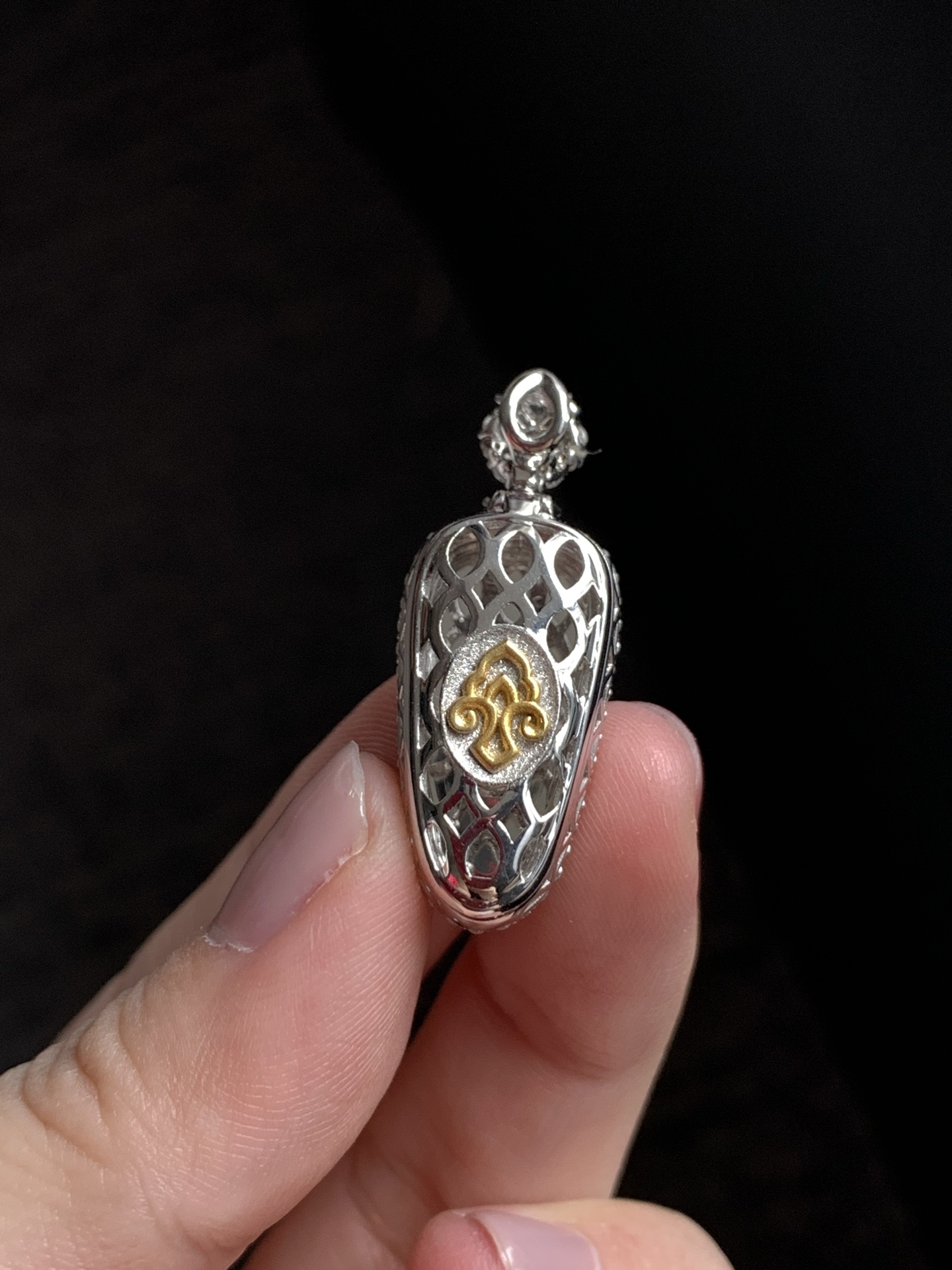 【18k金镶嵌玉叶吊坠】种老细腻，色阳浓郁起胶尺寸：成品：31.1*12.3*8.5，裸石：21*10.1*2.4,asd1366