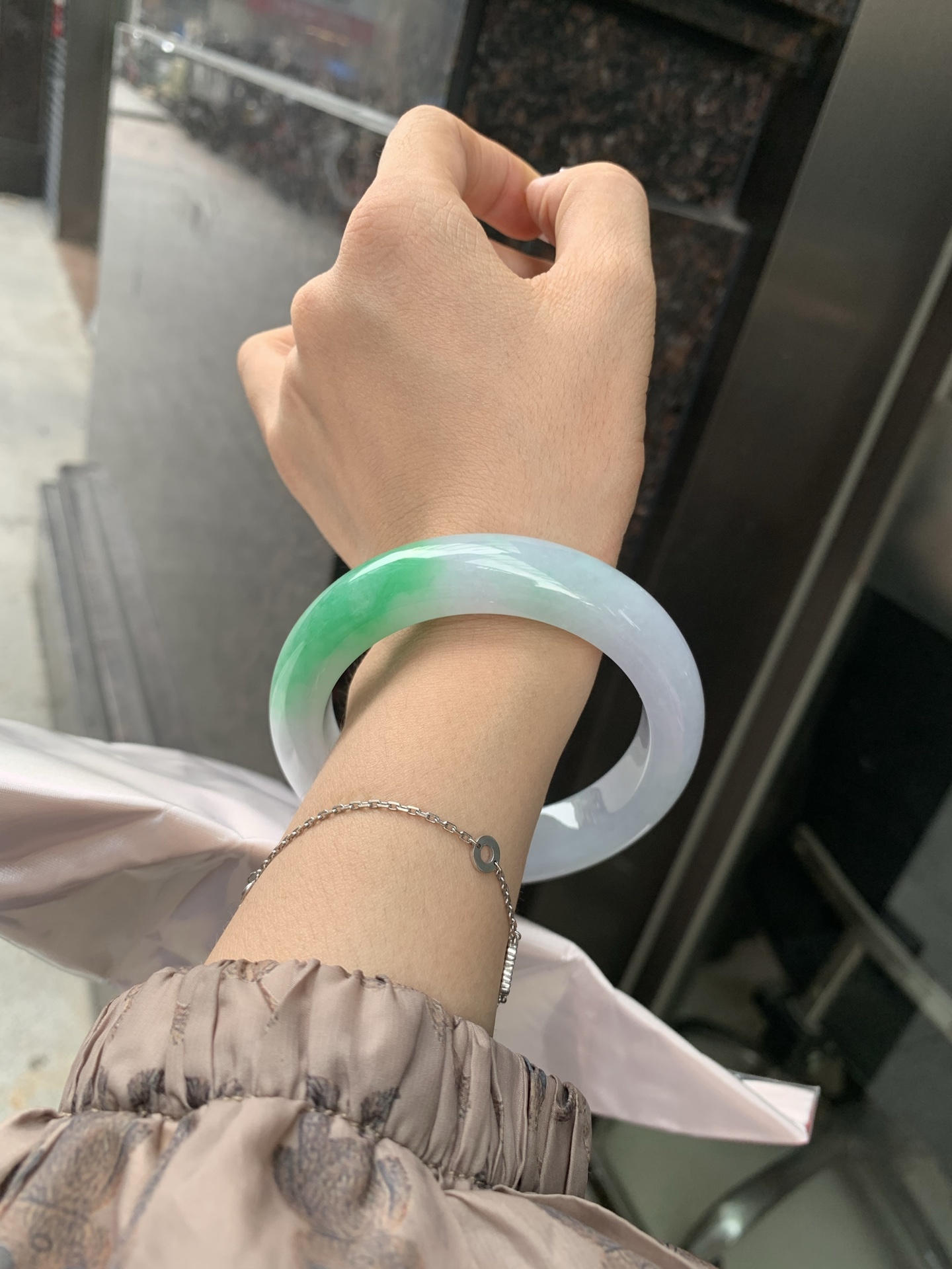 阳绿白底青正圈 59-10.3-13.7 0606-N913-1 打灯细纹，底妆冰润，一节阳绿花，点缀腕间风华，干净纯净的底色上，一抹翠色肆意流淌，宛如春日里的繁华盛景
